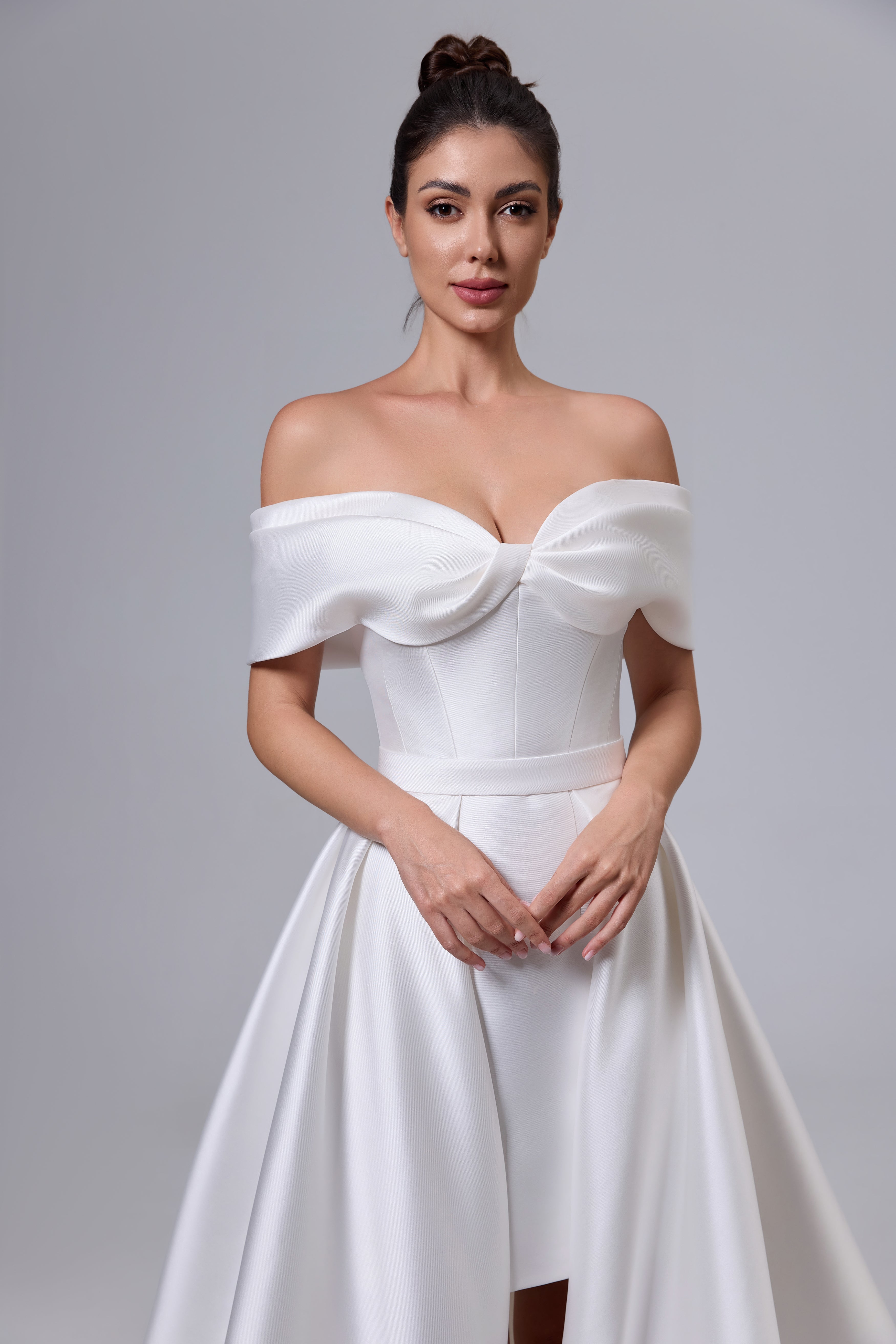 SEXY SATIN-BRAUTKLEID MIT ABNEHMBARER SCHLEPPE LVB2532