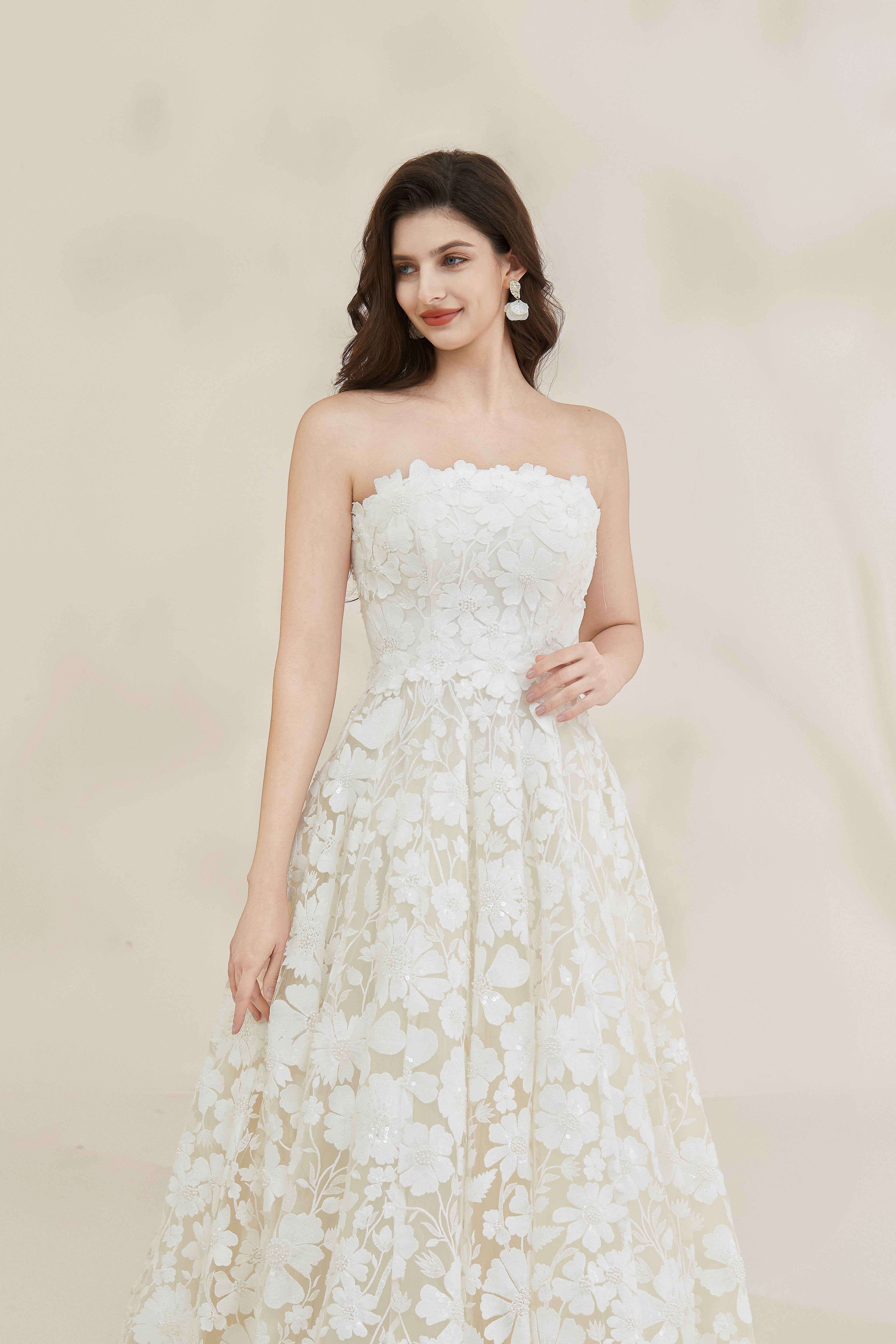 Brautkleid aus floraler Spitze LVB2616