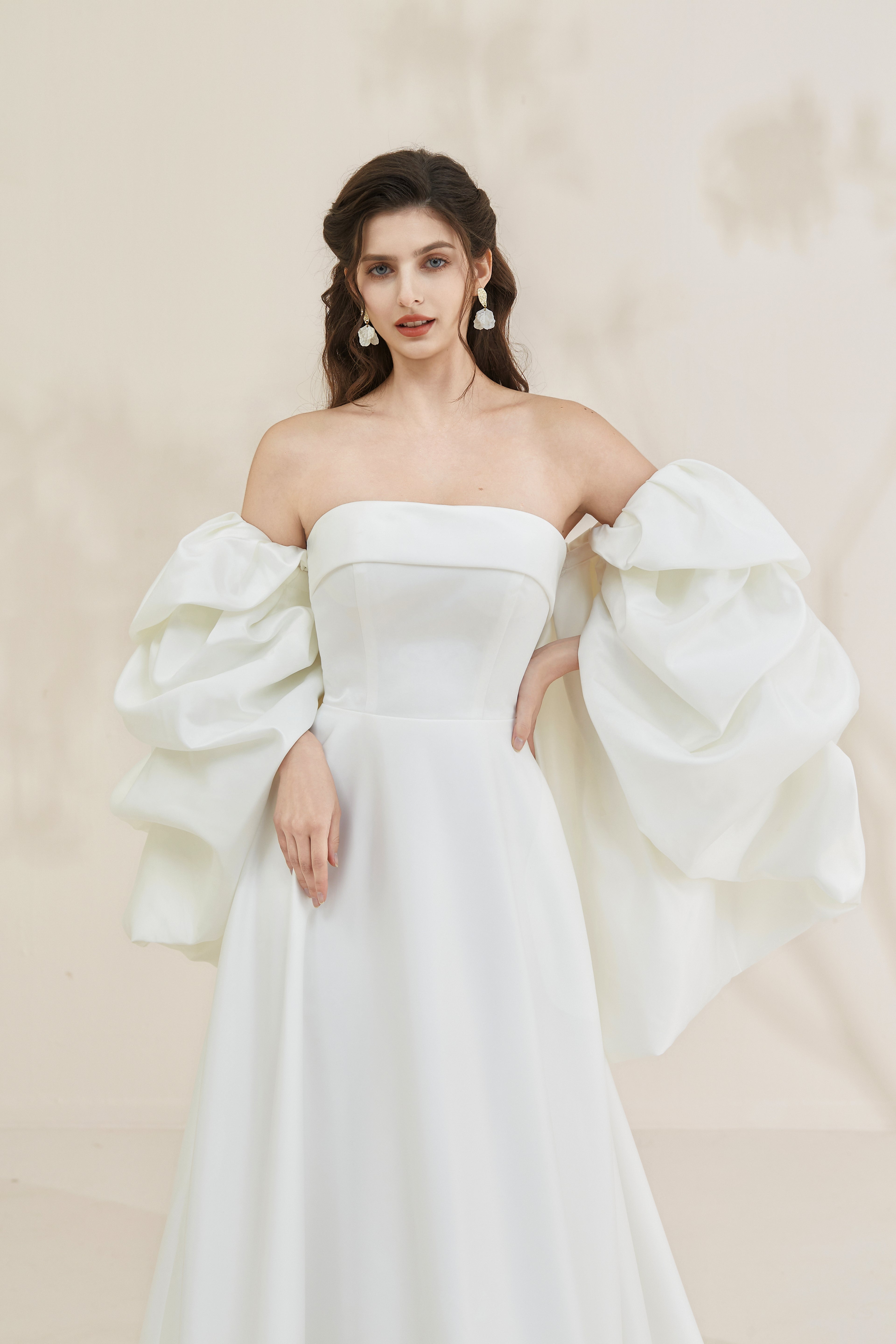 Satin-Brautkleid mit abnehmbaren Ärmeln LVB2671