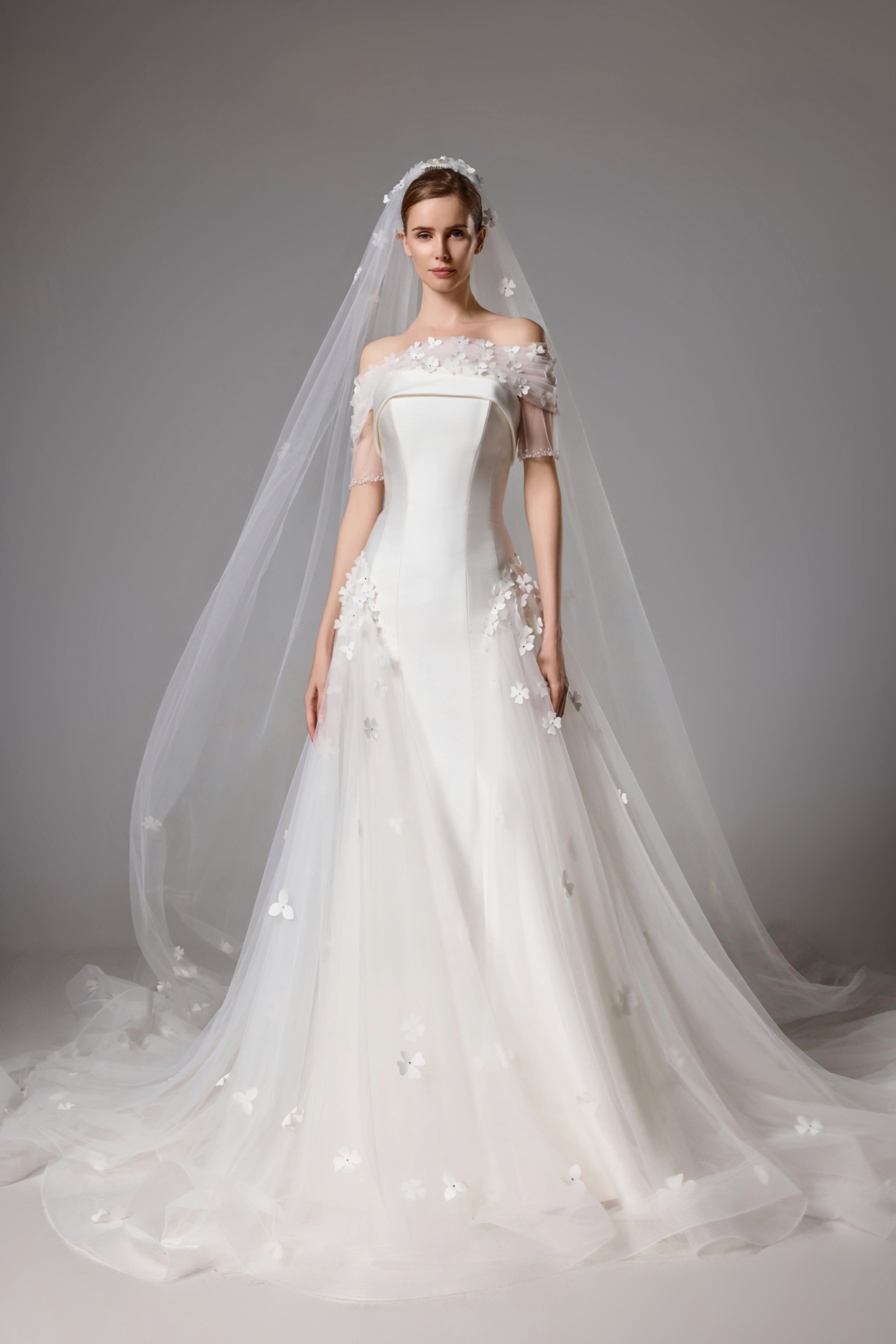 Brautkleid mit Blumenmuster und Schleier in Kathedralenlänge LVB2420