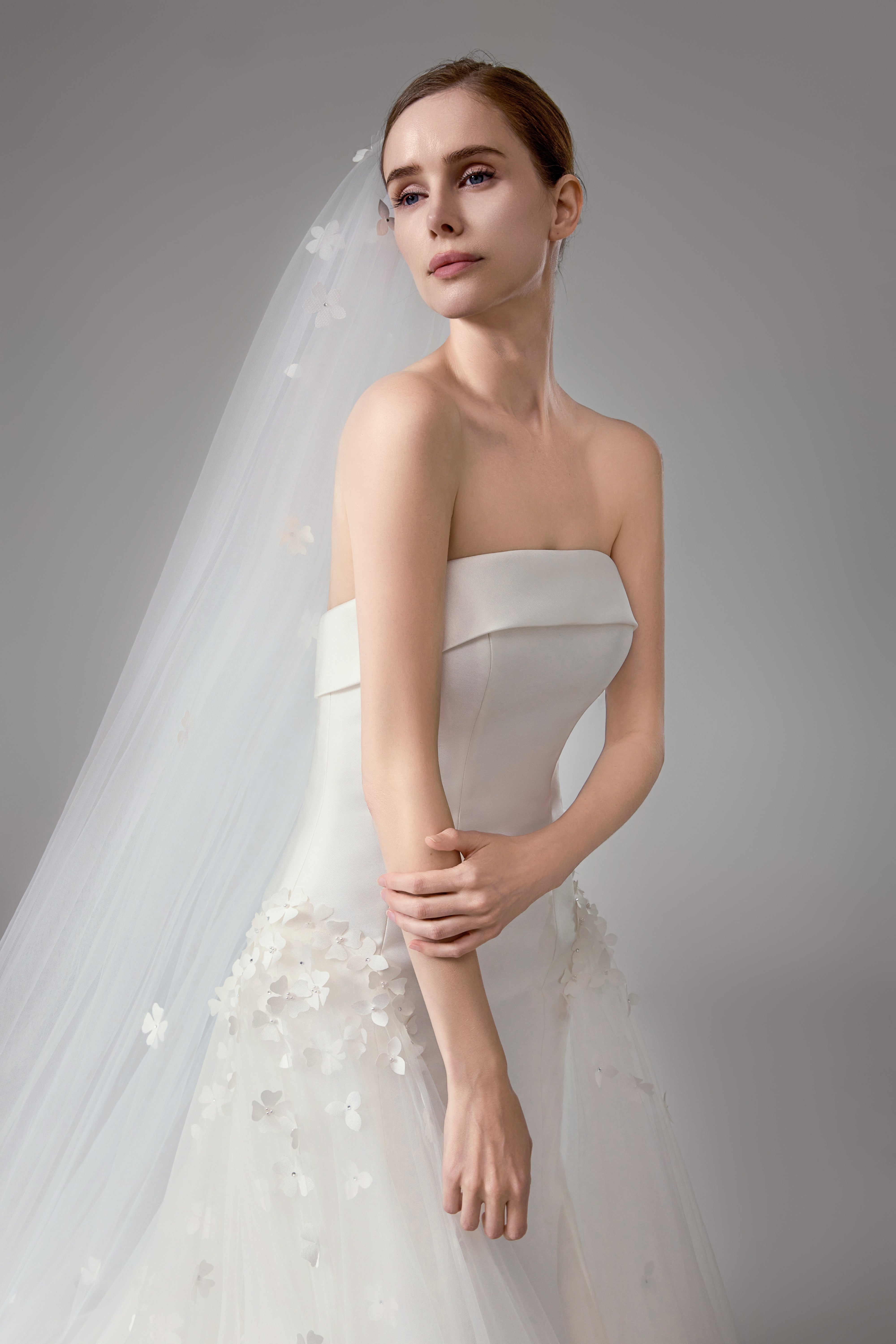 Brautkleid mit Blumenmuster und Schleier in Kathedralenlänge LVB2420