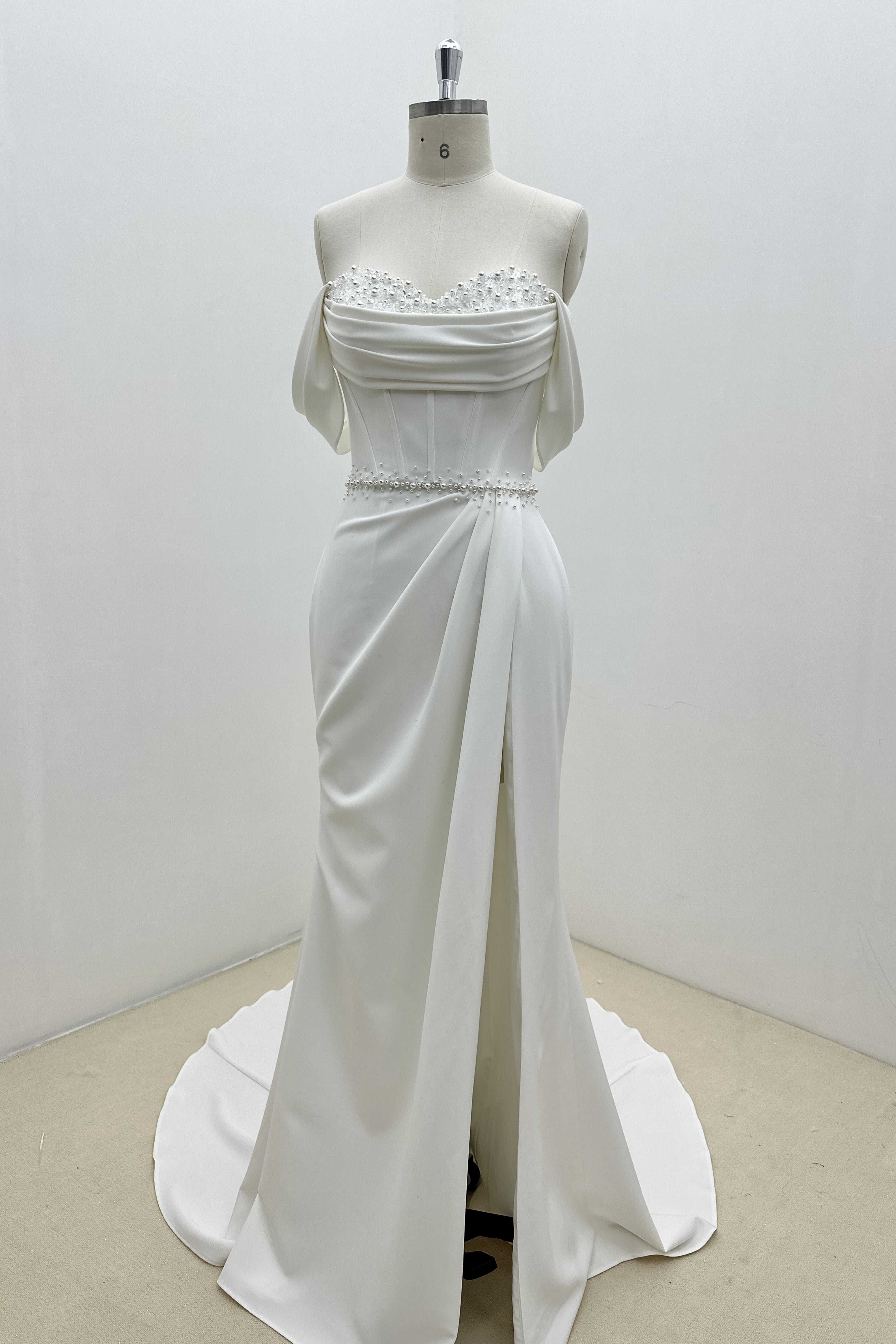 Handgemachtes Brautkleid mit Perlen und schulterfreien Flügelärmeln LVB2697