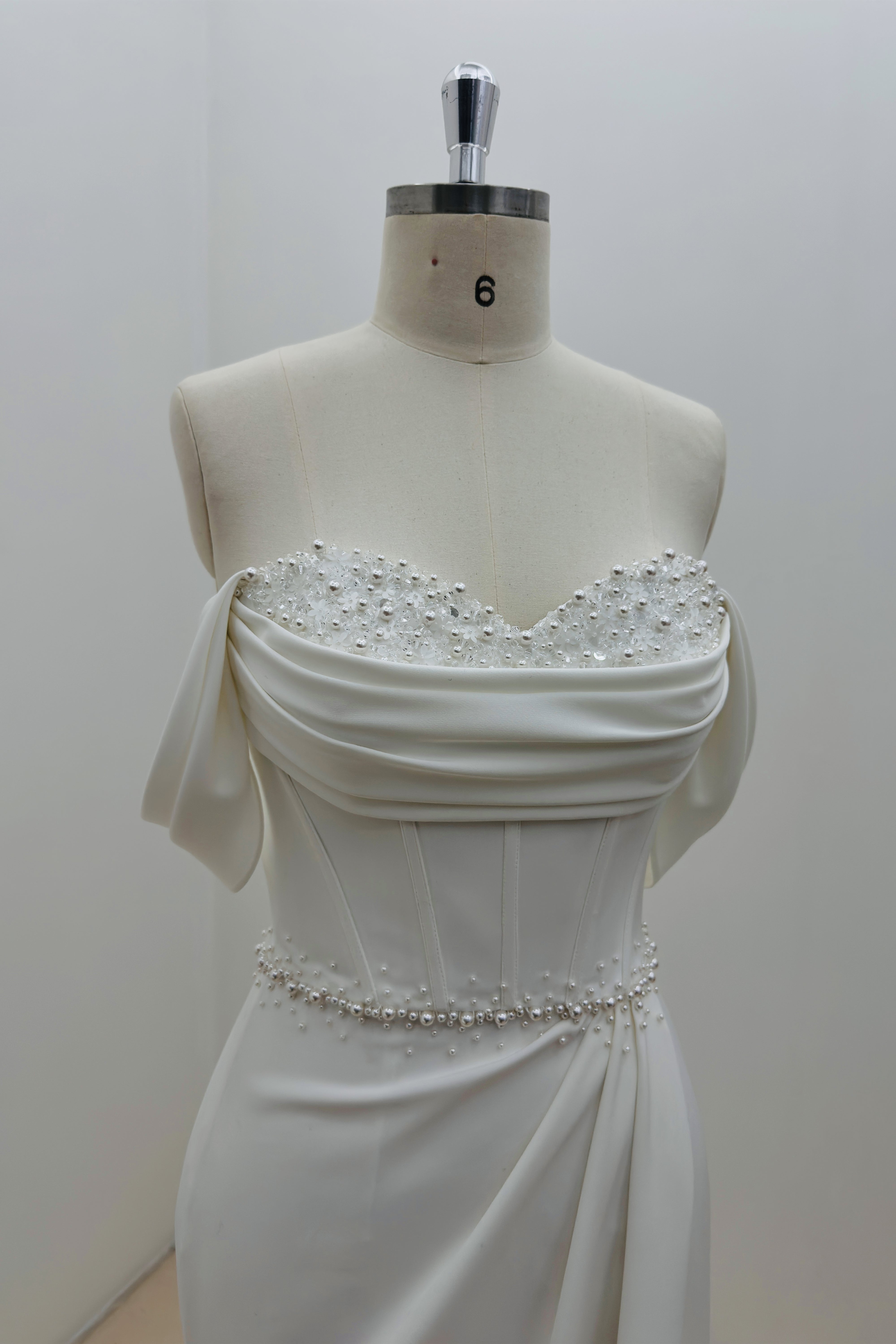 Handgemachtes Brautkleid mit Perlen und schulterfreien Flügelärmeln LVB2697