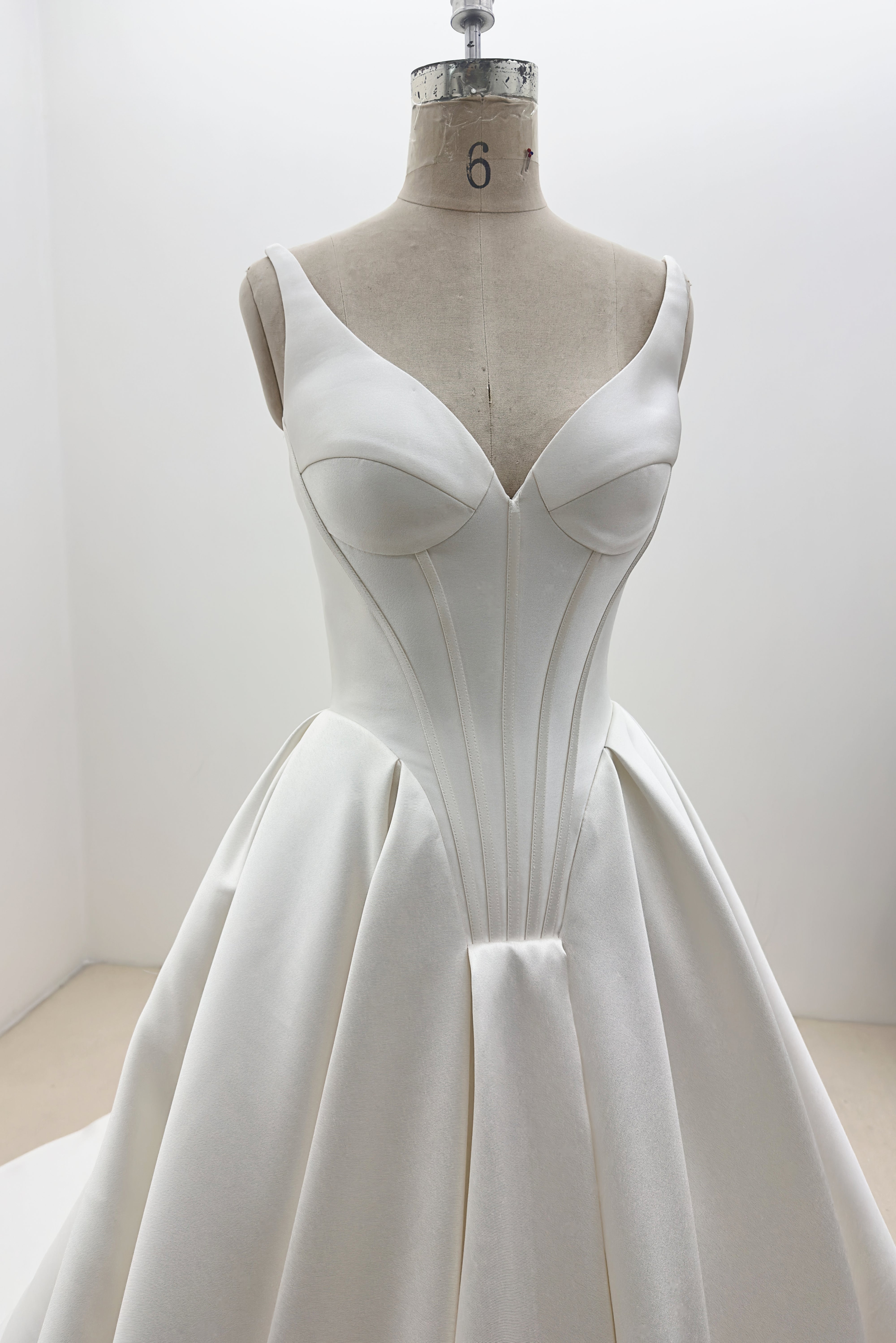 Minimalistisches, schlichtes Mikado-Etuikleid, schlichtes Brautkleid LVB2696