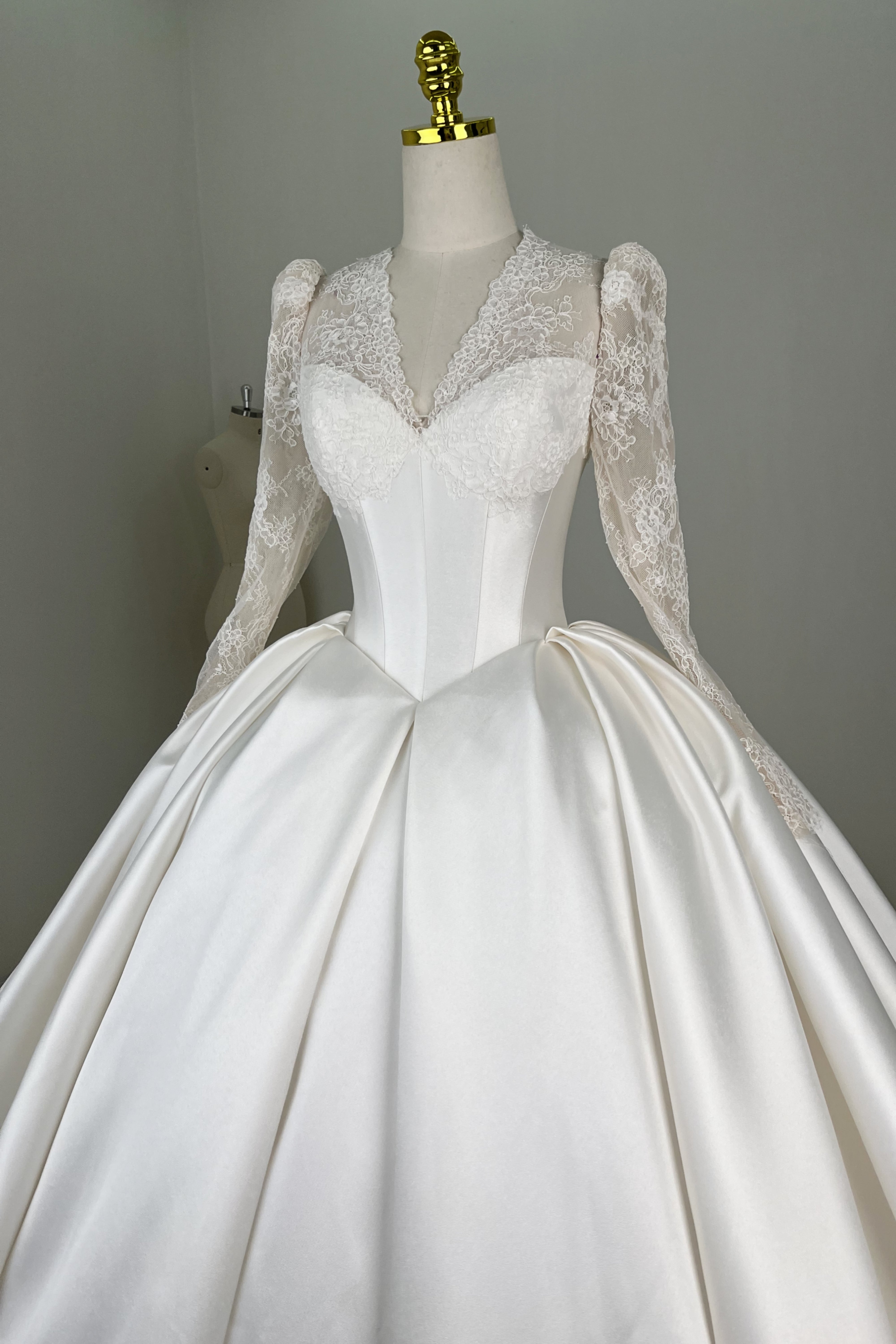 Ballkleid-Brautkleid aus Spitze und Satin mit langen Ärmeln LVB2690