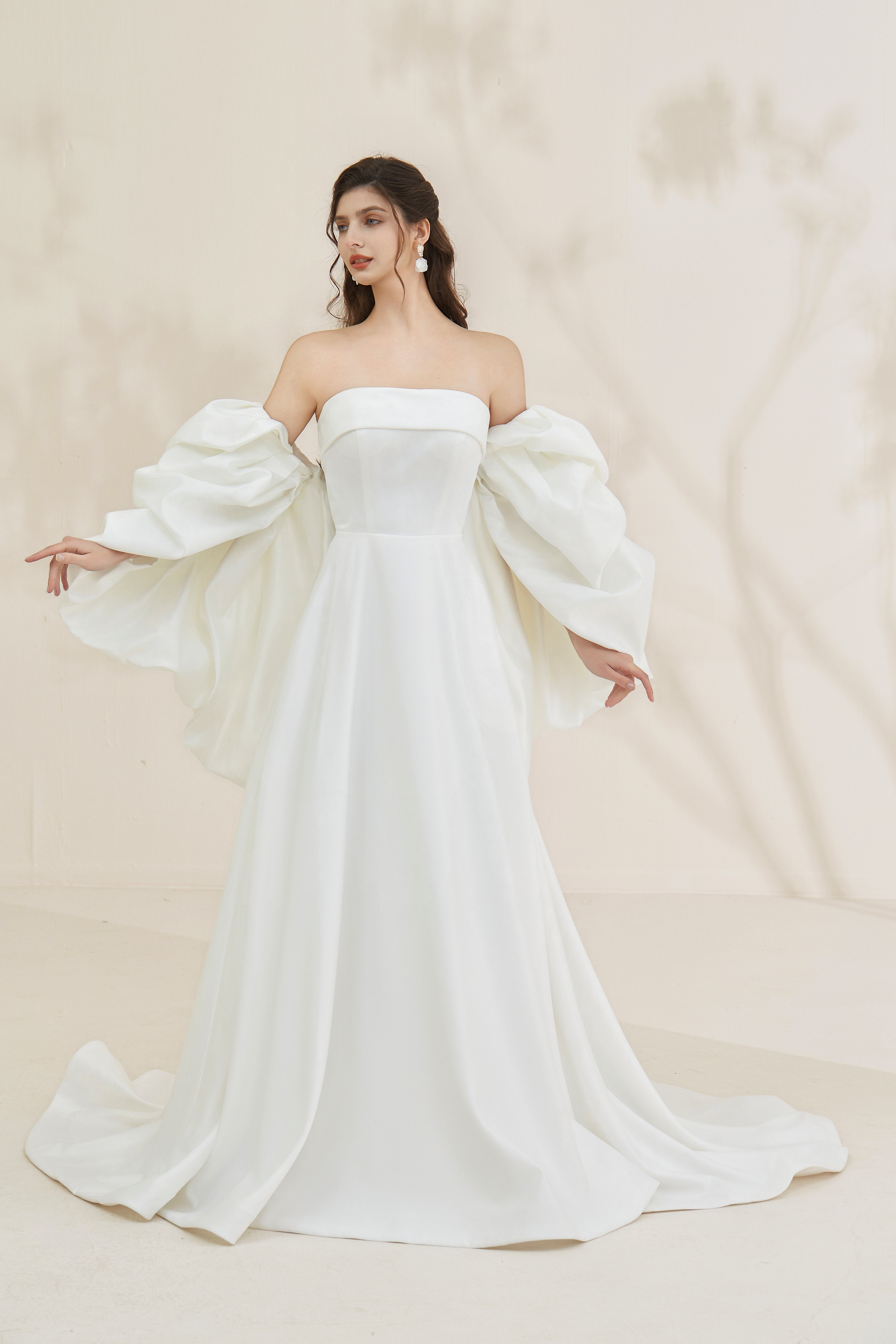 Satin-Brautkleid mit abnehmbaren Ärmeln LVB2671