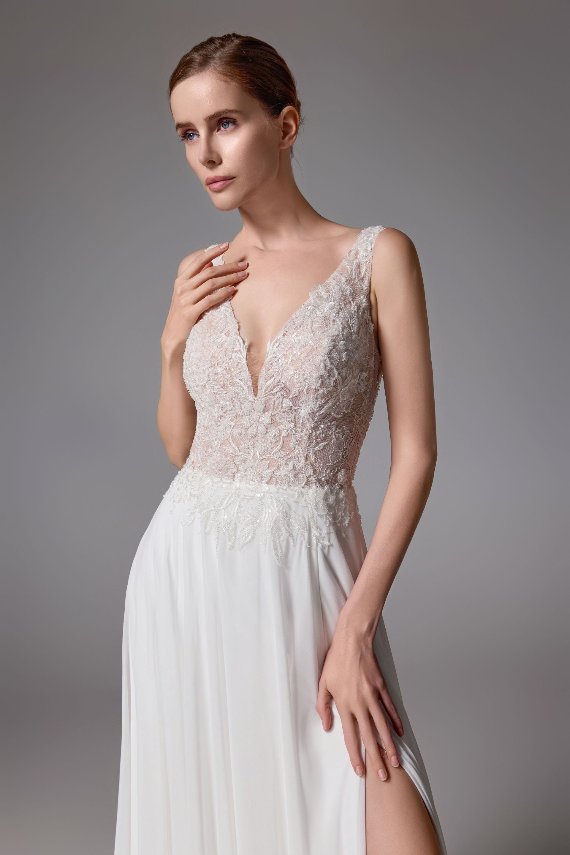 Rückenfreies Brautkleid mit romantischem Chiffonrock und oberschenkelhohem Schlitz LVS2403