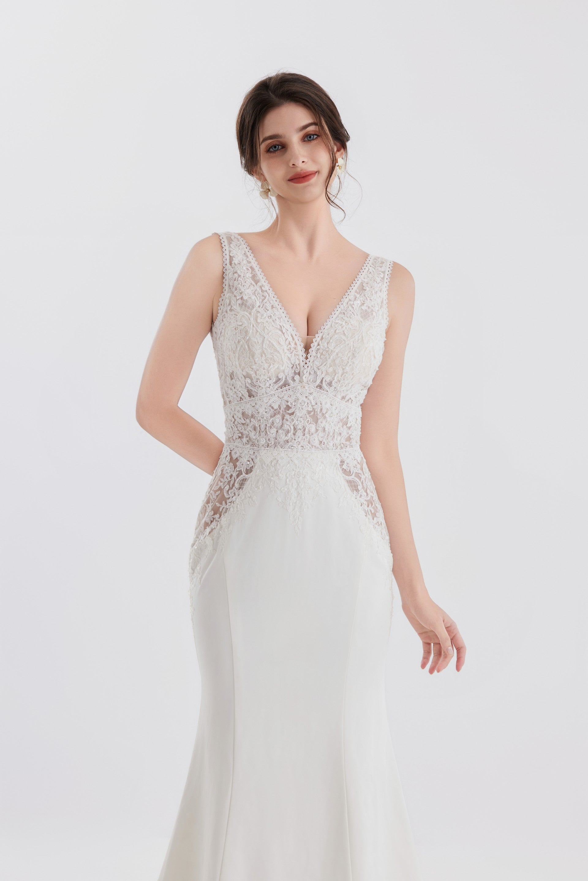 Brautkleid aus Spitzensatin LVB2613