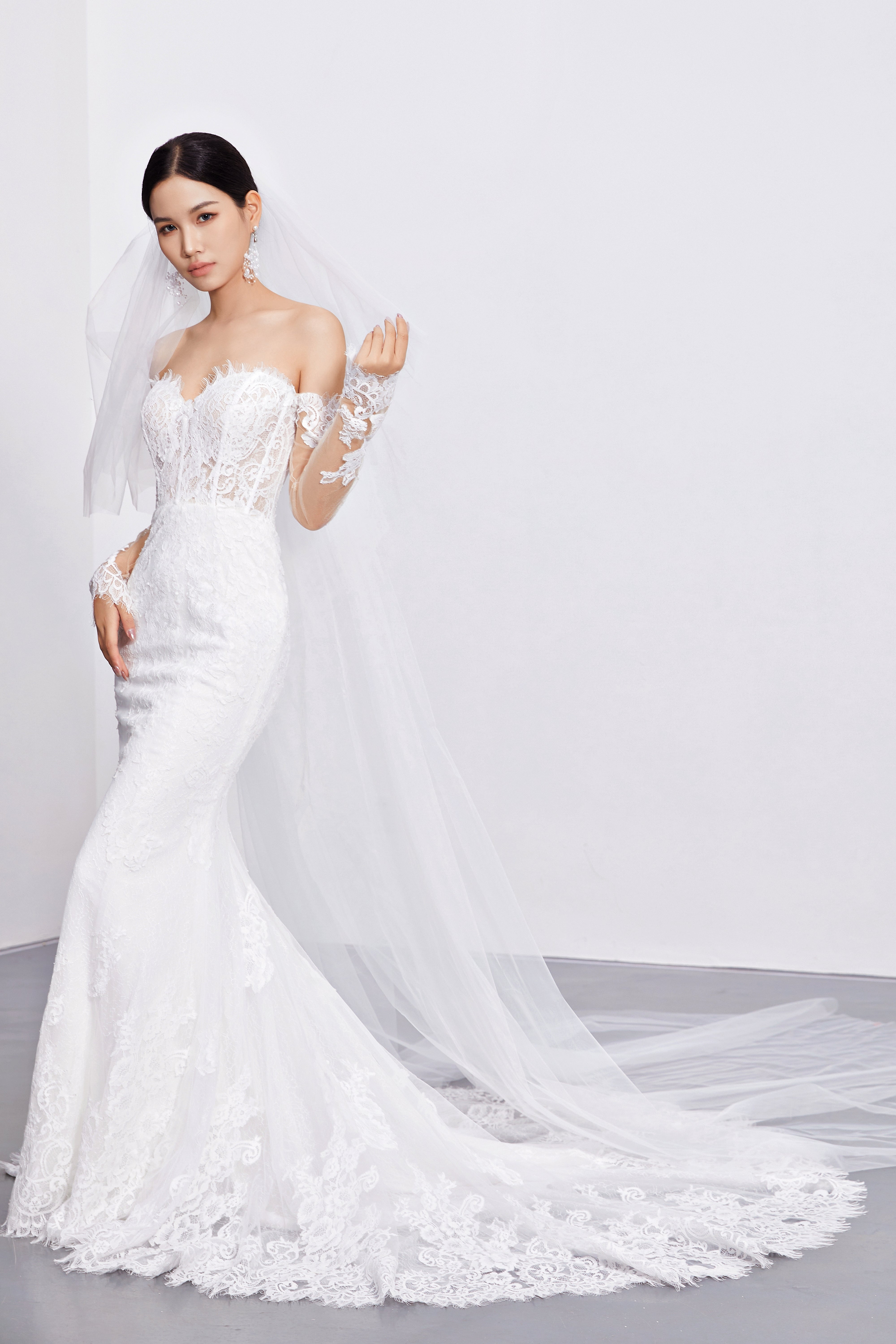 Rückenfreies, vom Garten inspiriertes Brautkleid aus Spitze mit sexy Details LVB2672