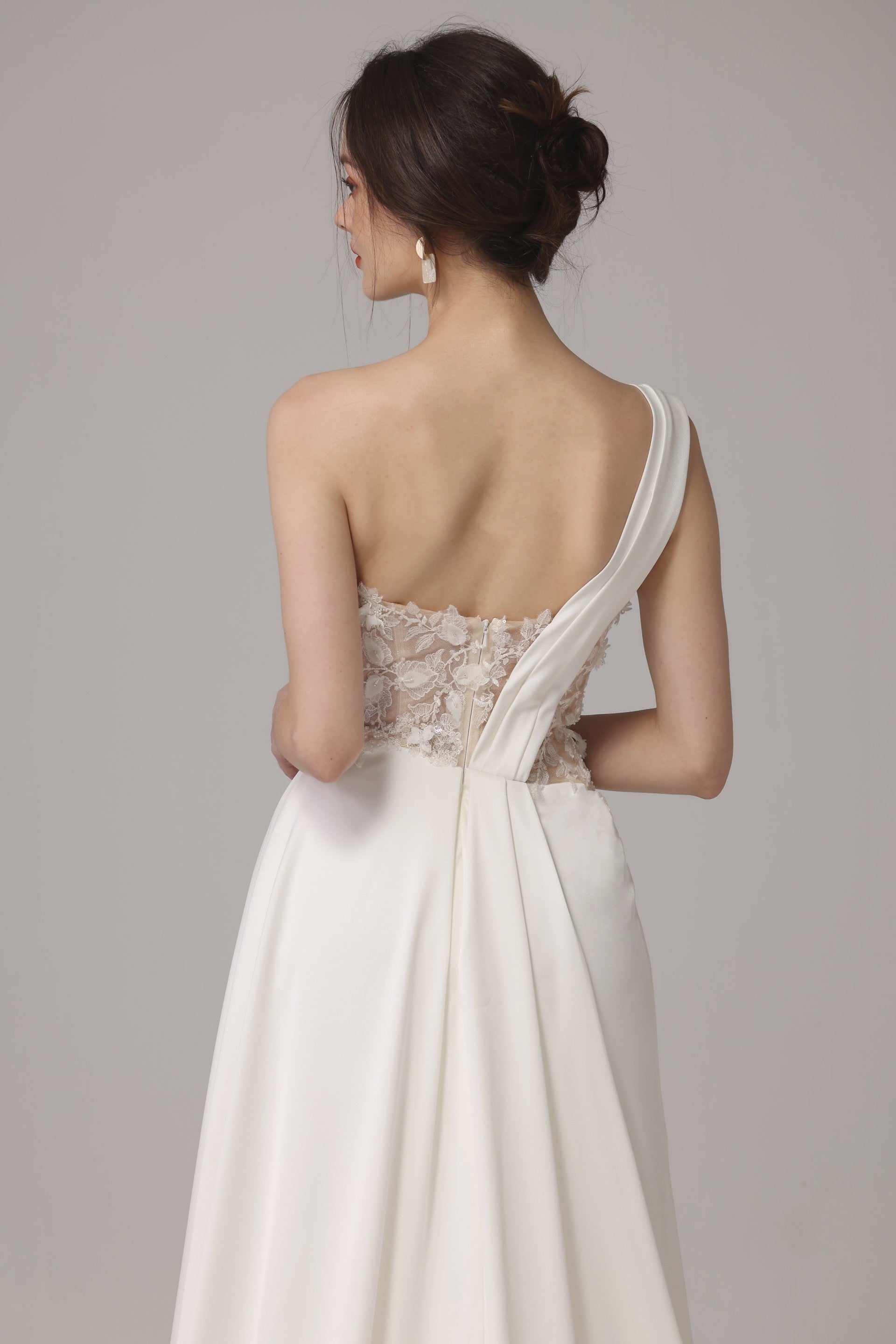 Satin-Spitzen-Brautkleid mit Schlitz LVB2664