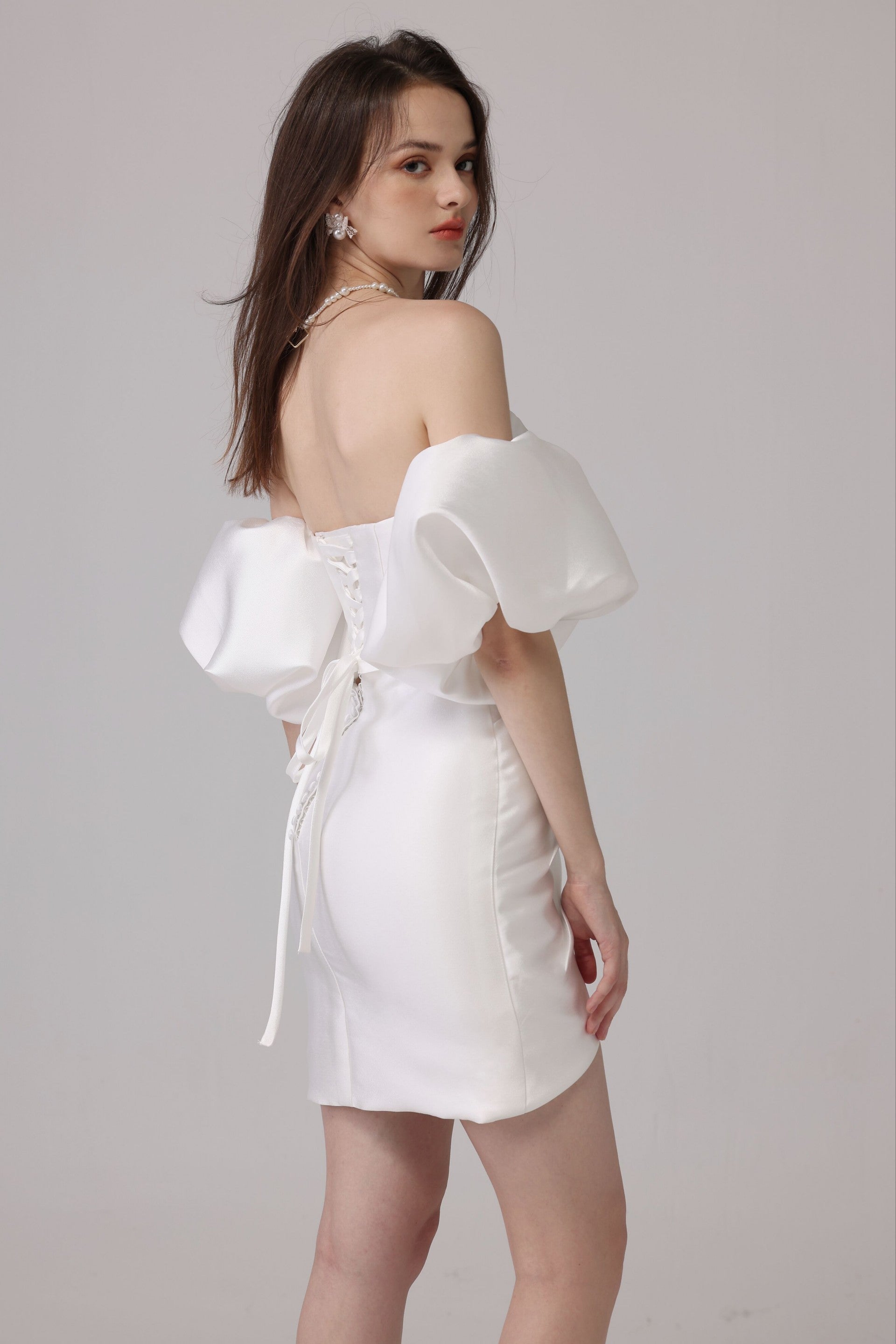 Kurzes Mini-Brautkleid LVB2632