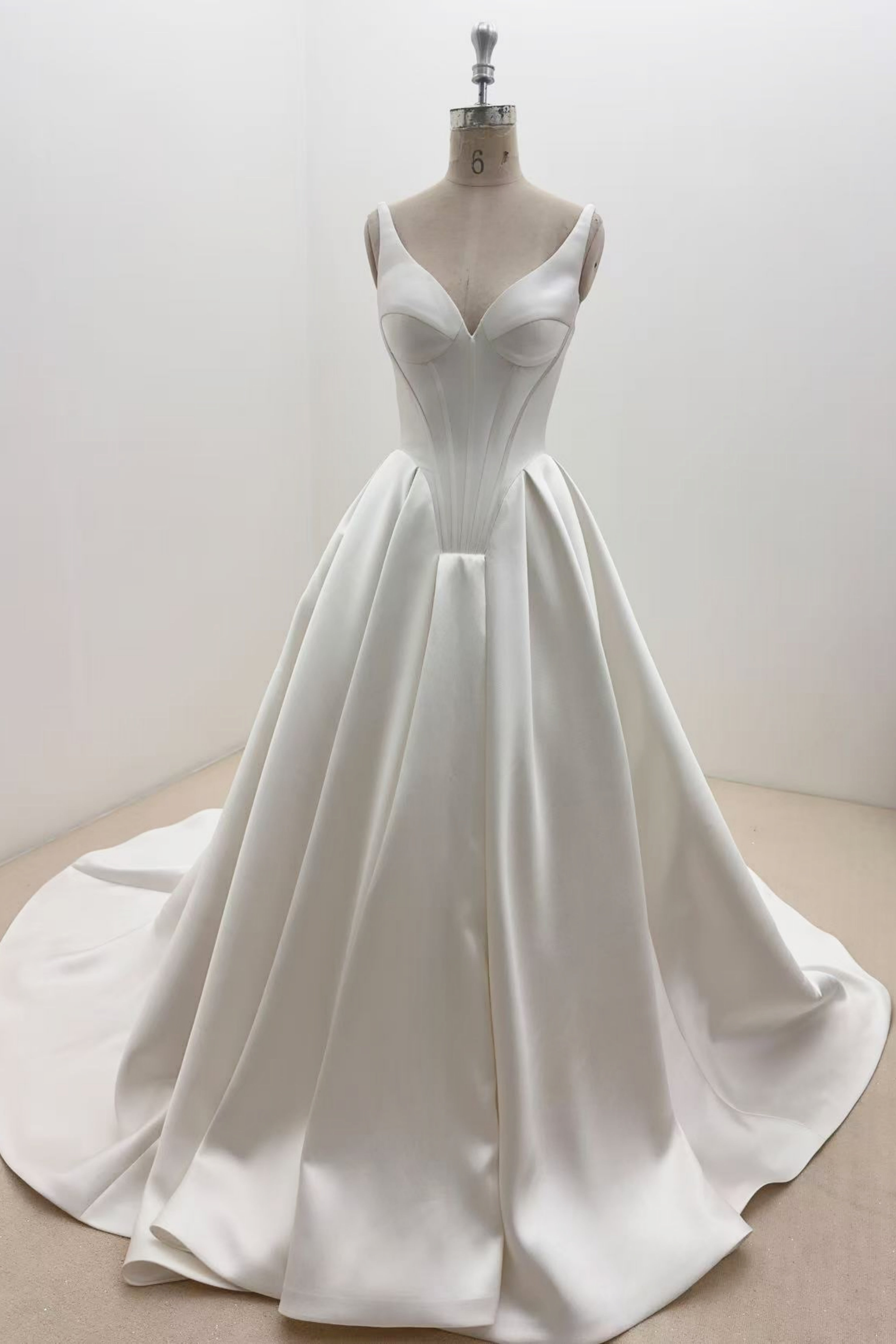 Minimalistisches, schlichtes Mikado-Etuikleid, schlichtes Brautkleid LVB2696