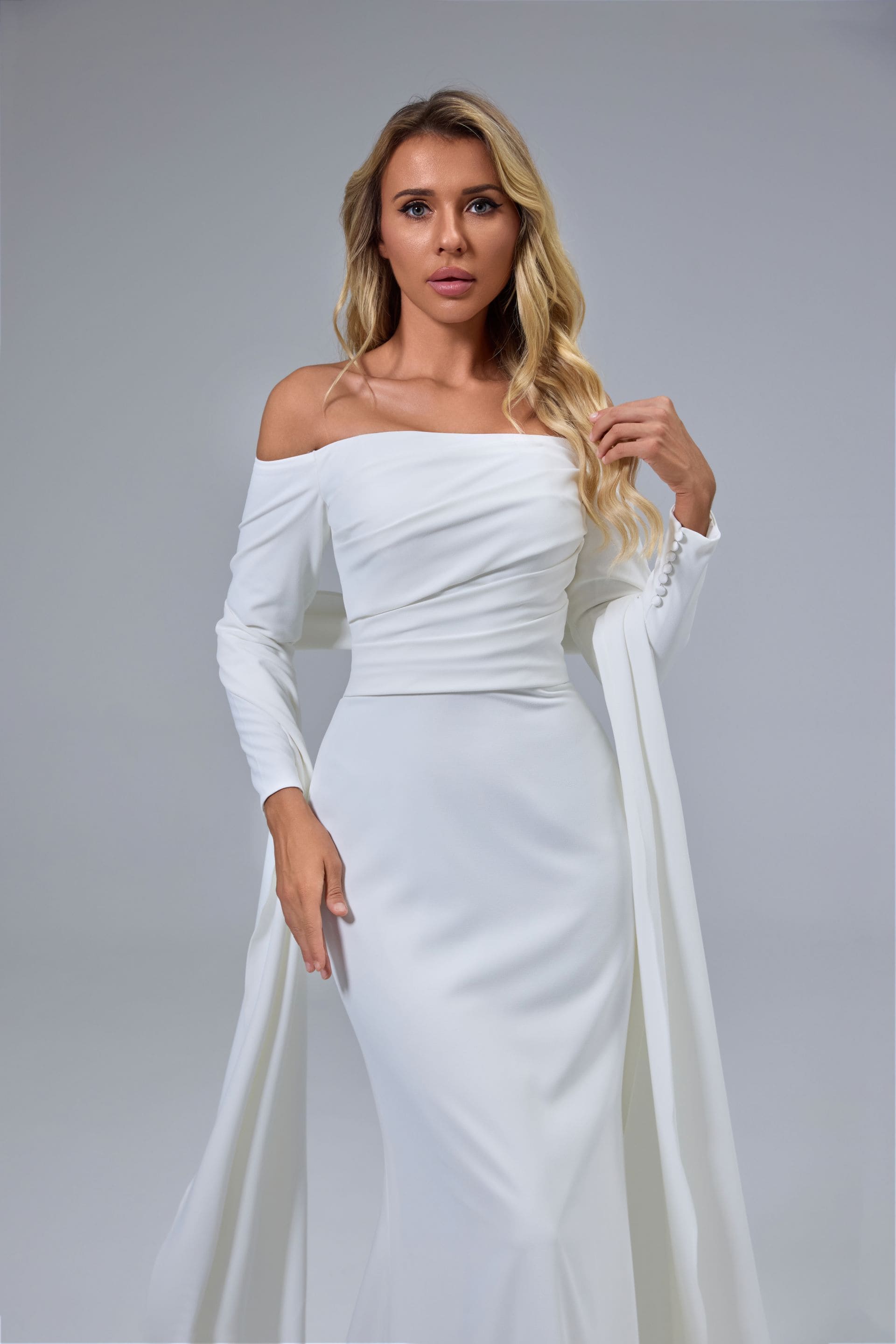 Schlichtes, schulterfreies, handgefertigtes Brautkleid mit langen Ärmeln und modernem Twist LVB2524