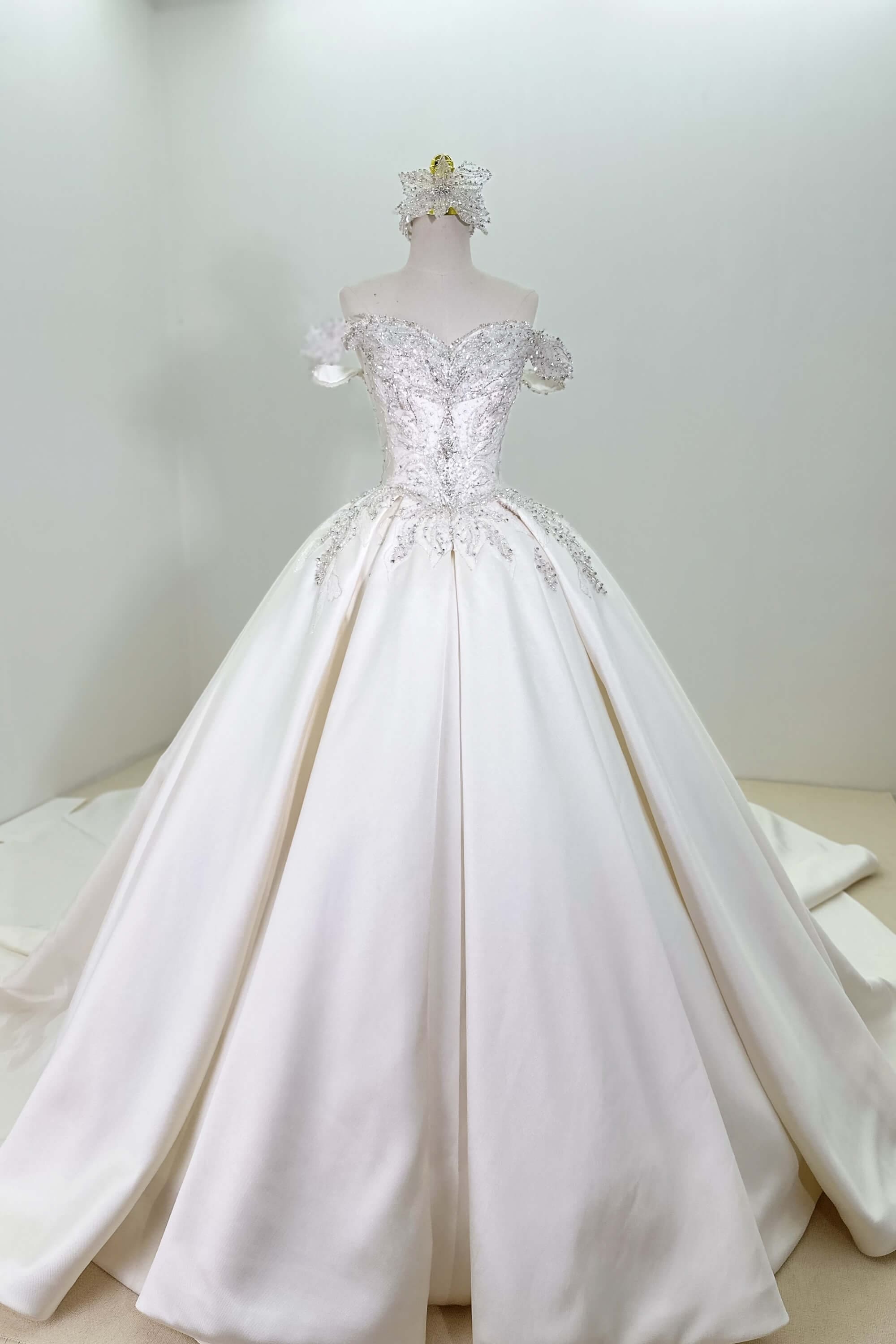 Luxuriöses Ballkleid aus Satin, handgefertigt, Brautkleid LVB2525