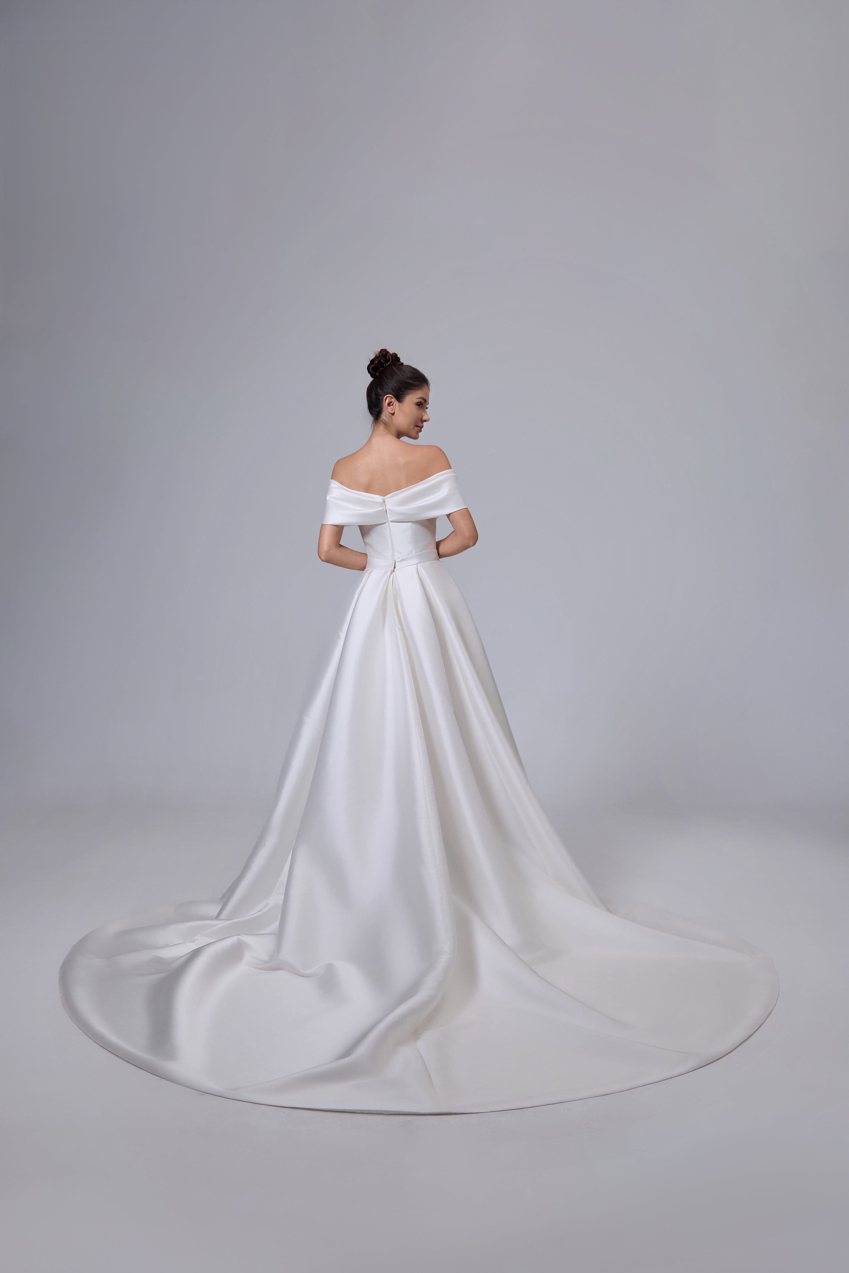 SEXY SATIN-BRAUTKLEID MIT ABNEHMBARER SCHLEPPE LVB2532