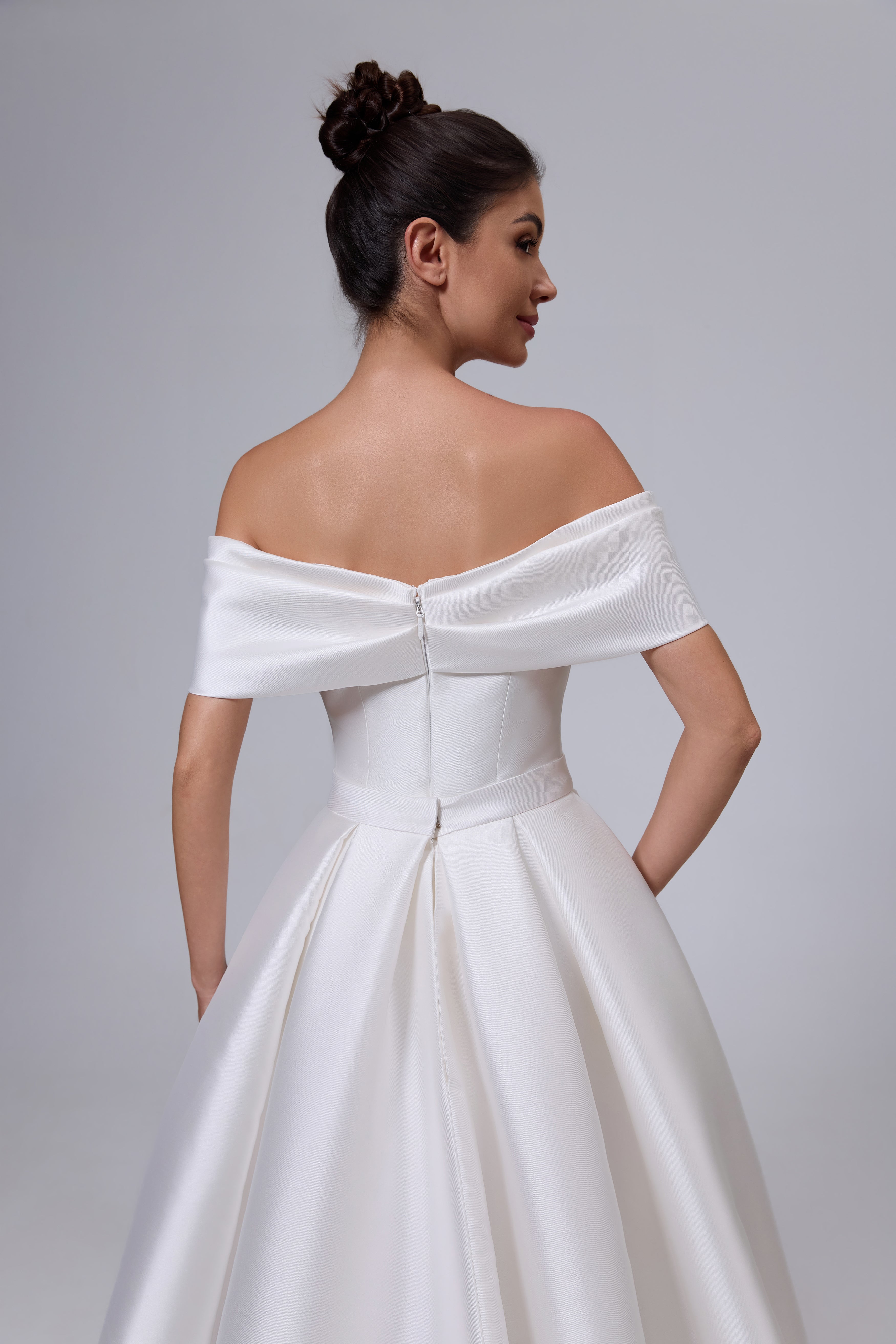 SEXY SATIN-BRAUTKLEID MIT ABNEHMBARER SCHLEPPE LVB2532