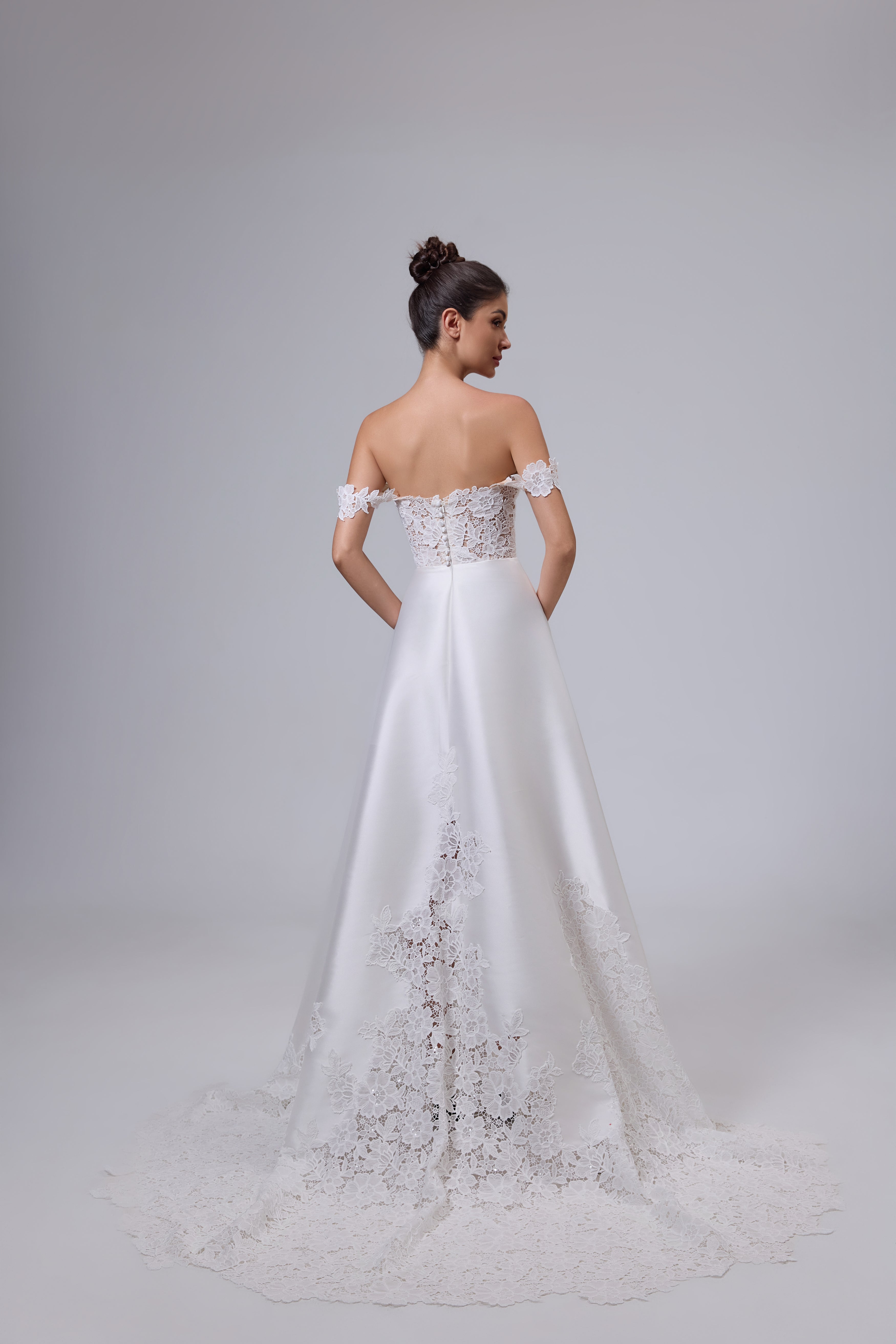 Brautkleid aus Satinspitze LVB2529