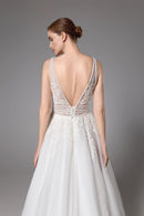 Sexy perlenbesetztes Brautkleid mit tiefem V-Ausschnitt und sexy V-Rücken LVB2419