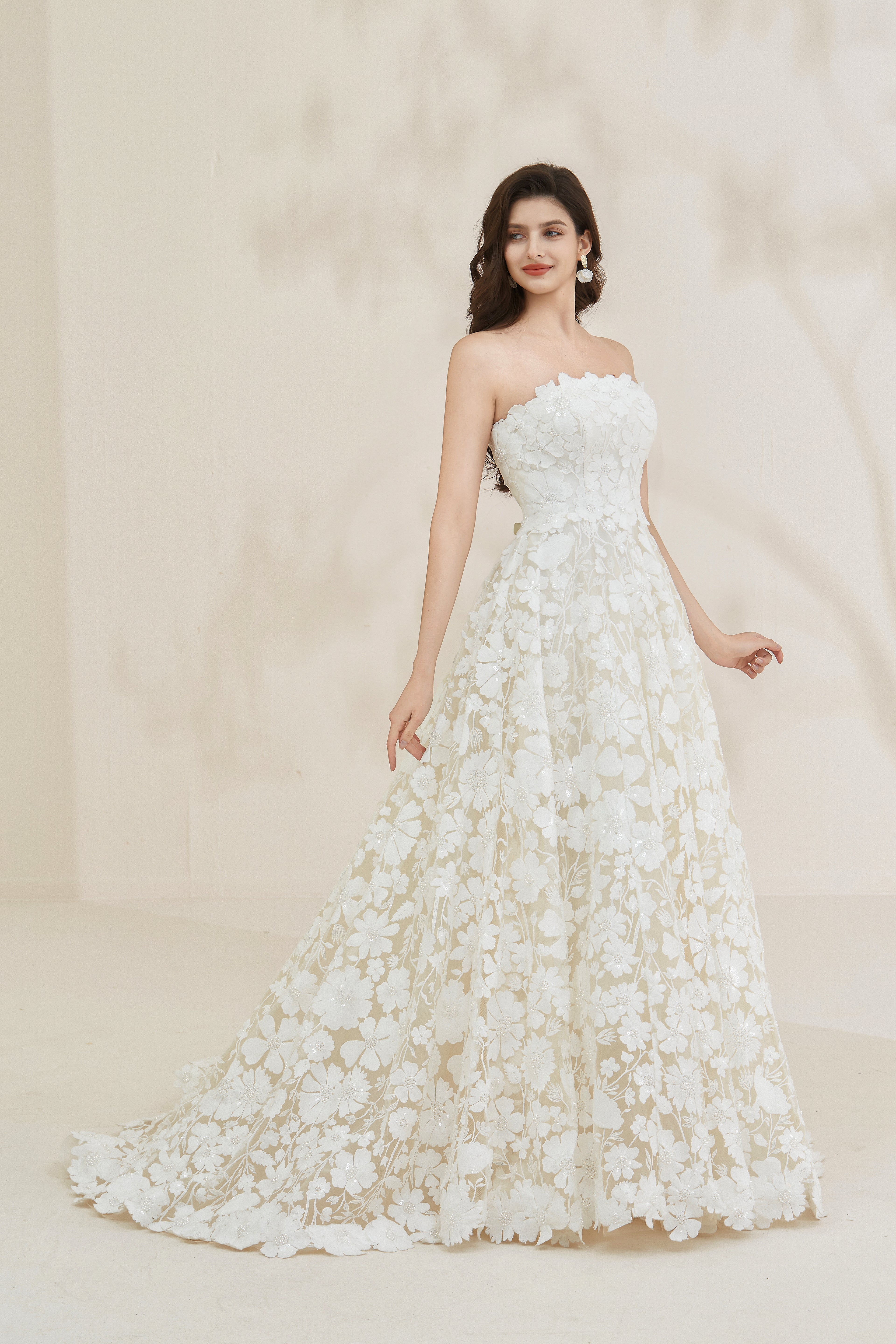Brautkleid aus floraler Spitze LVB2616