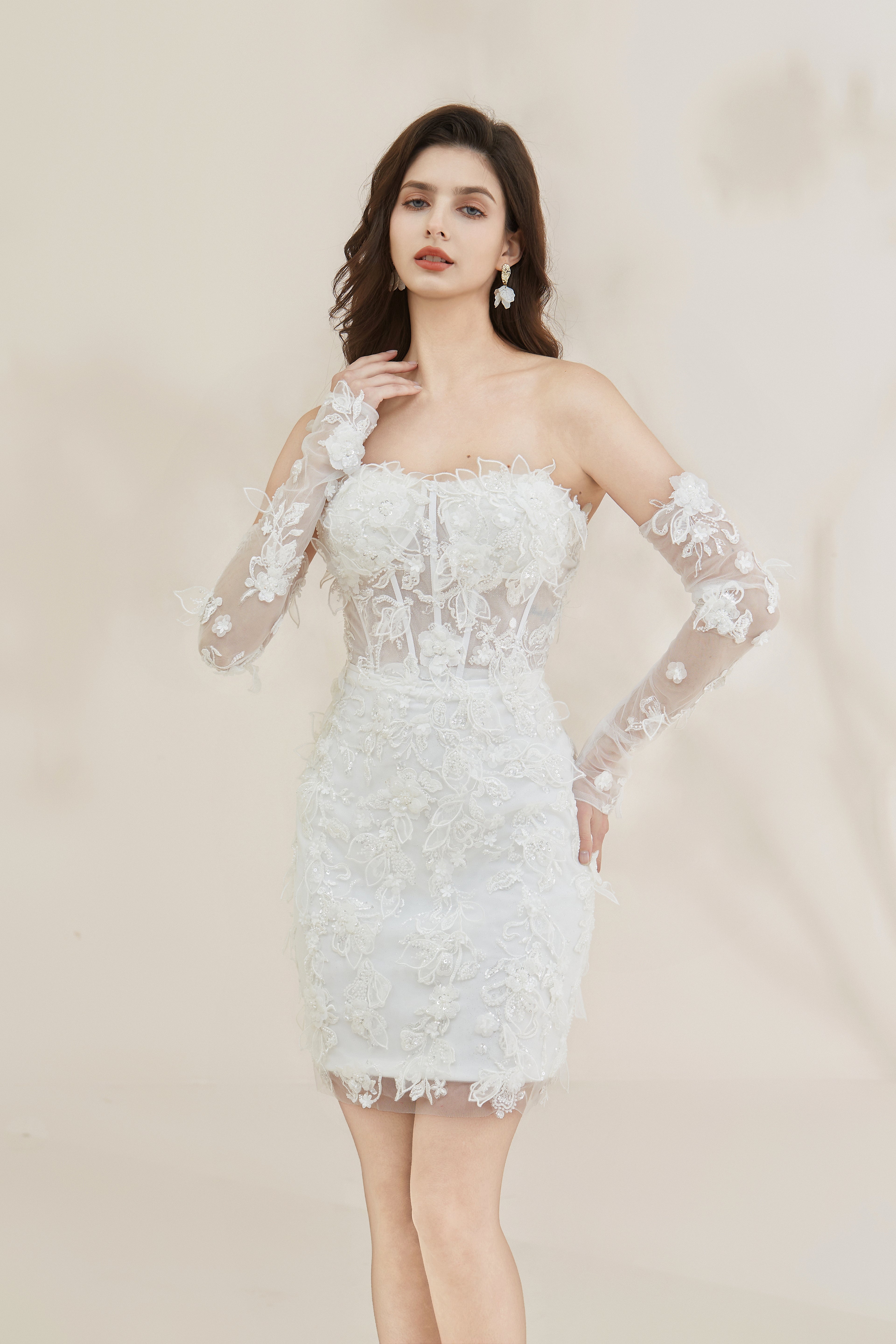 Knielanges Mini-Brautkleid aus Spitze mit abnehmbaren Ärmeln LVB2614