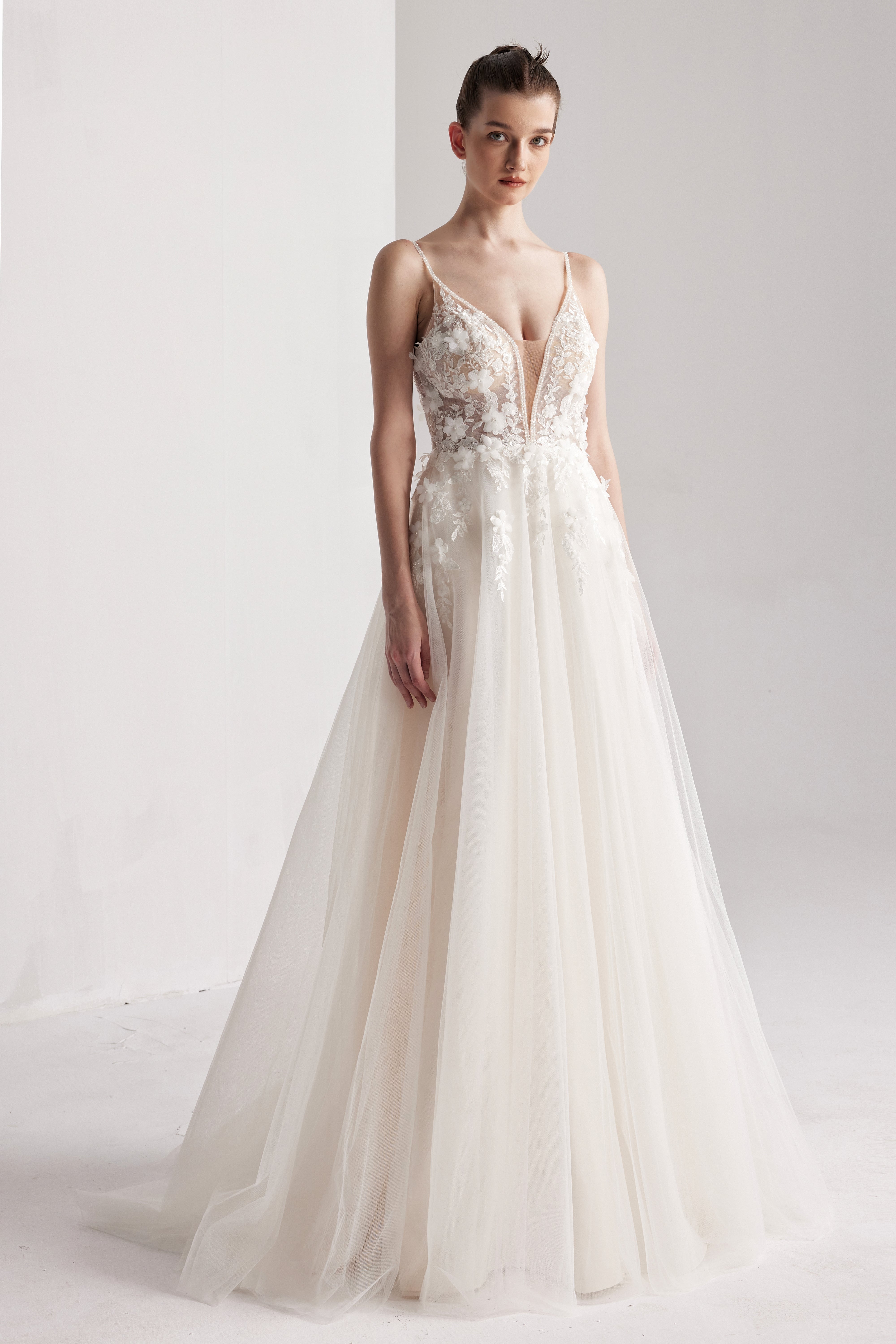 Brautkleid mit floralem V-Ausschnitt und A-Linien-Silhouette LVB2412