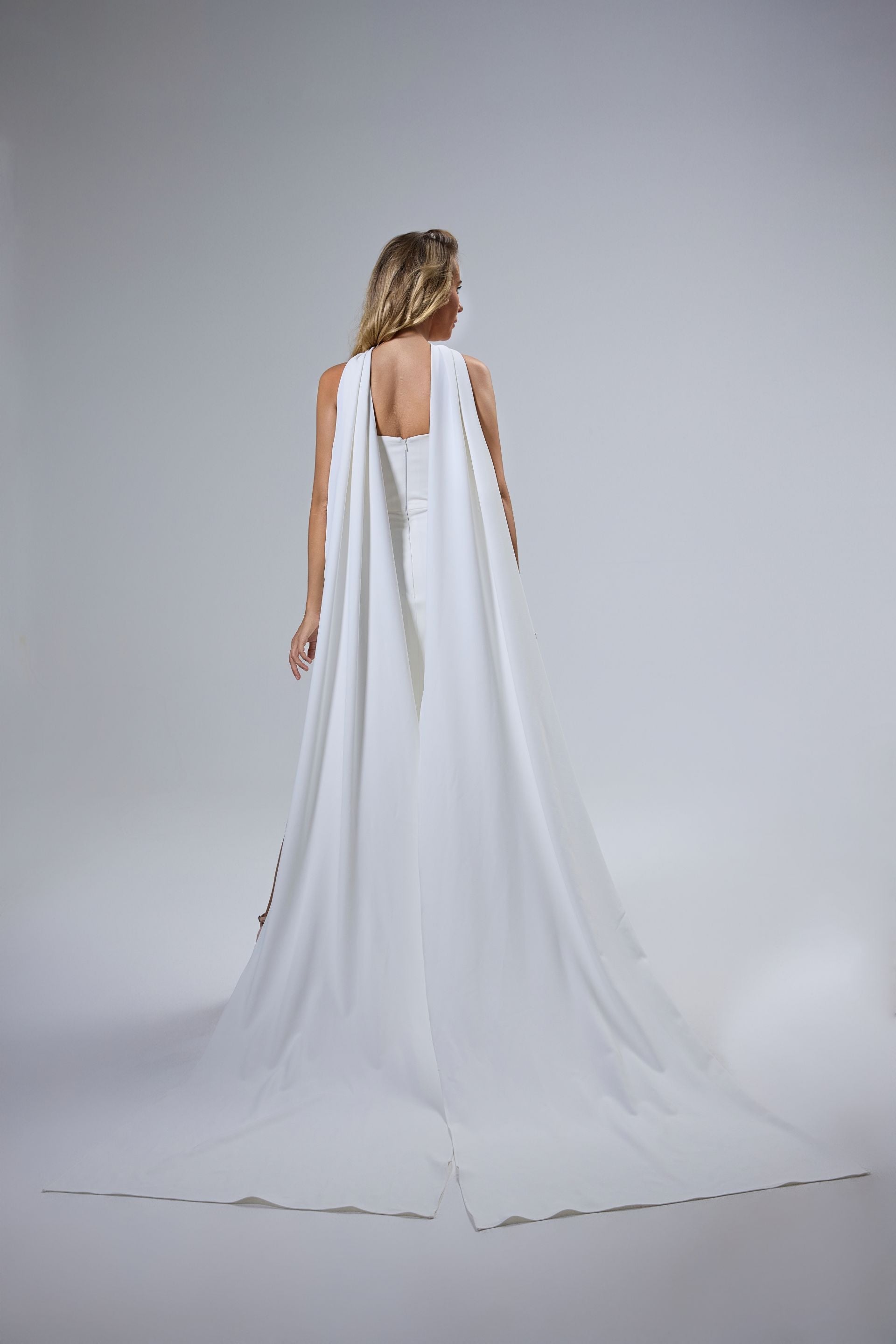 Schlichtes trägerloses Satin-Brautkleid mit Cat-Eye-Ausschnitt LVB2522
