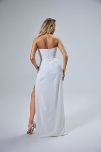 Schlichtes trägerloses Satin-Brautkleid mit Cat-Eye-Ausschnitt LVB2522
