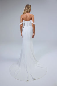 Etuikleid mit Wasserfallausschnitt, plissiertem Stretch-Satin und sexy Schlitz LVB2523