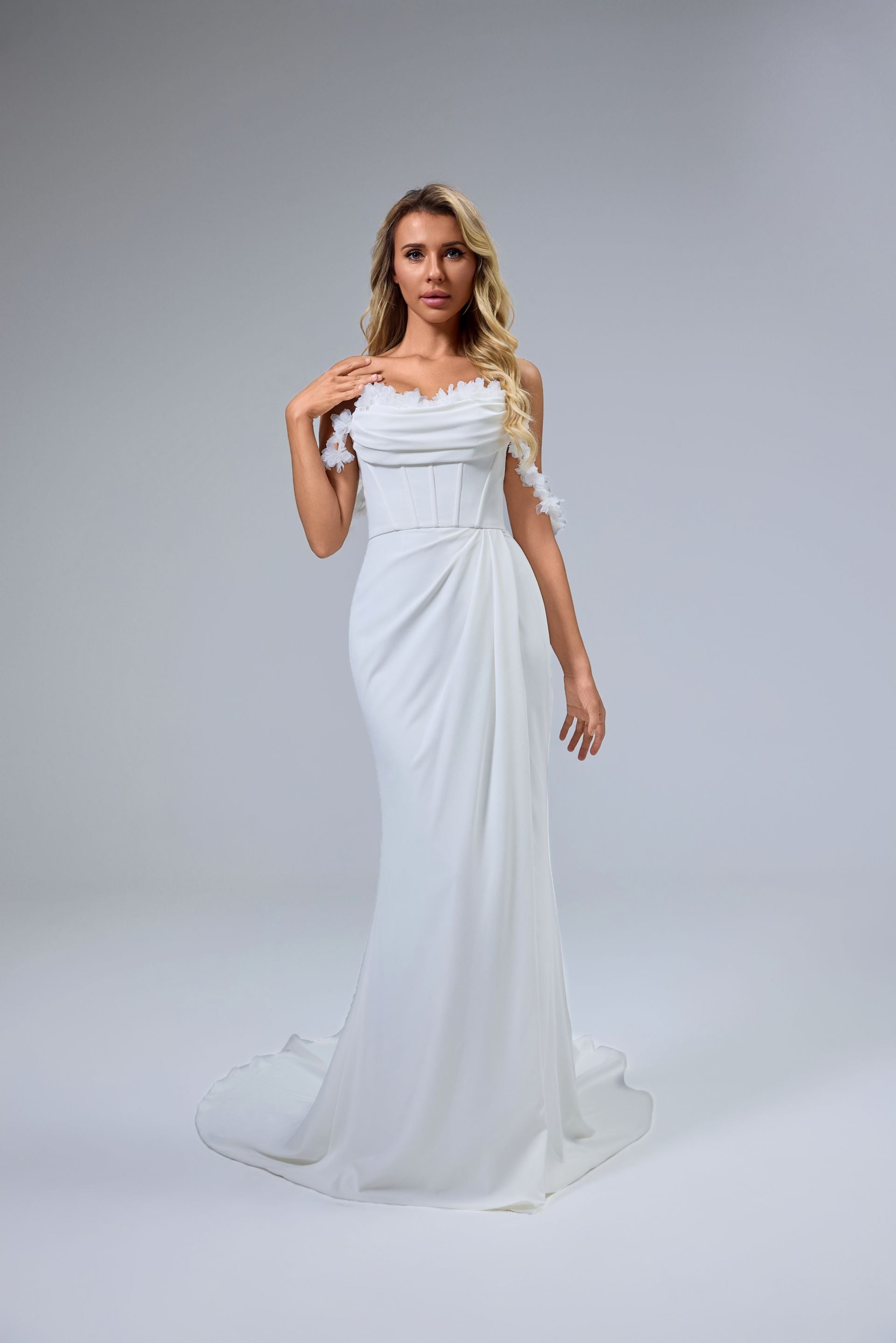 Etuikleid mit Wasserfallausschnitt, plissiertem Stretch-Satin und sexy Schlitz LVB2523