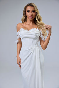 Etuikleid mit Wasserfallausschnitt, plissiertem Stretch-Satin und sexy Schlitz LVB2523