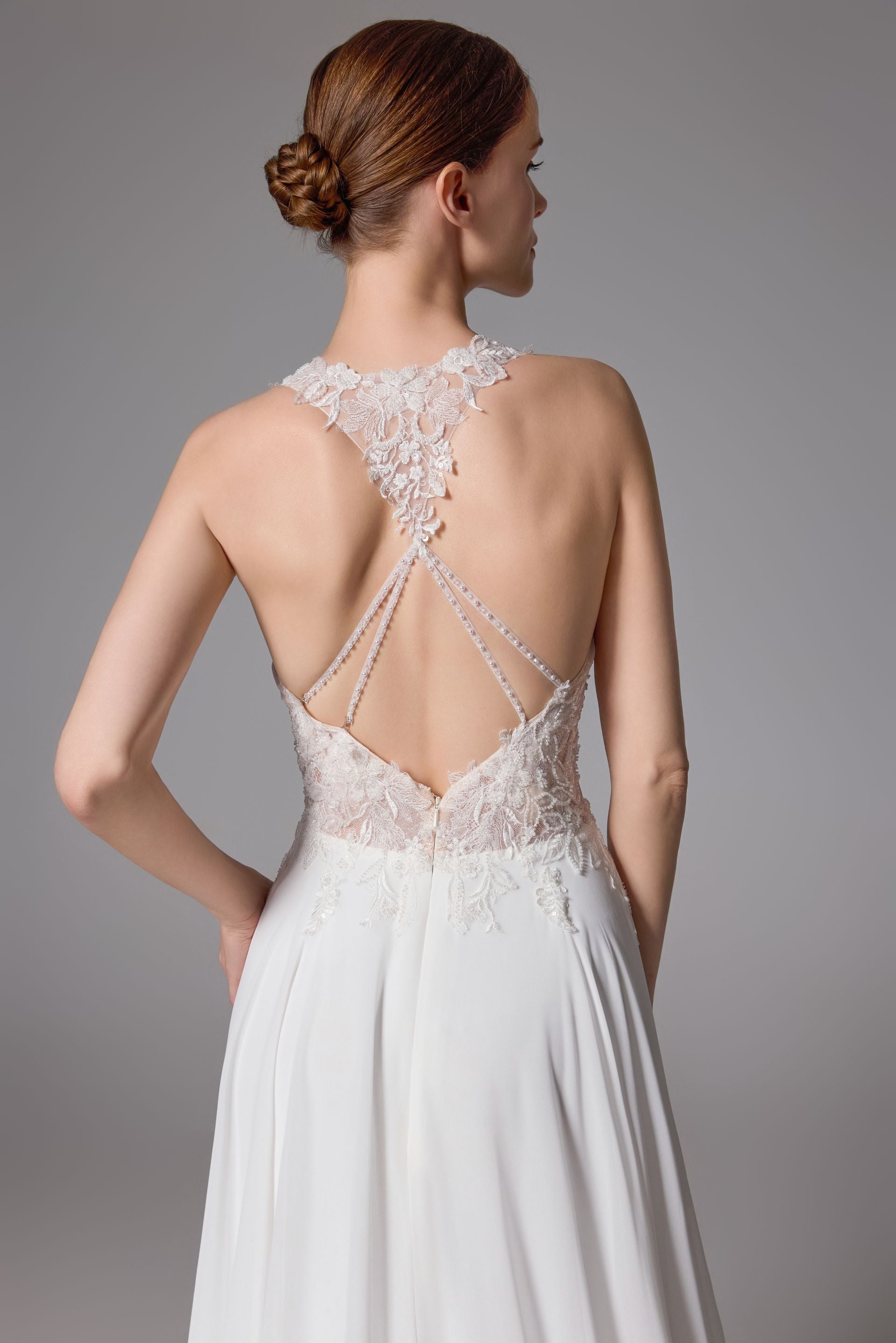 Perlenbesetztes Brautkleid mit offenem Rücken und romantischem Chiffon LVS2404