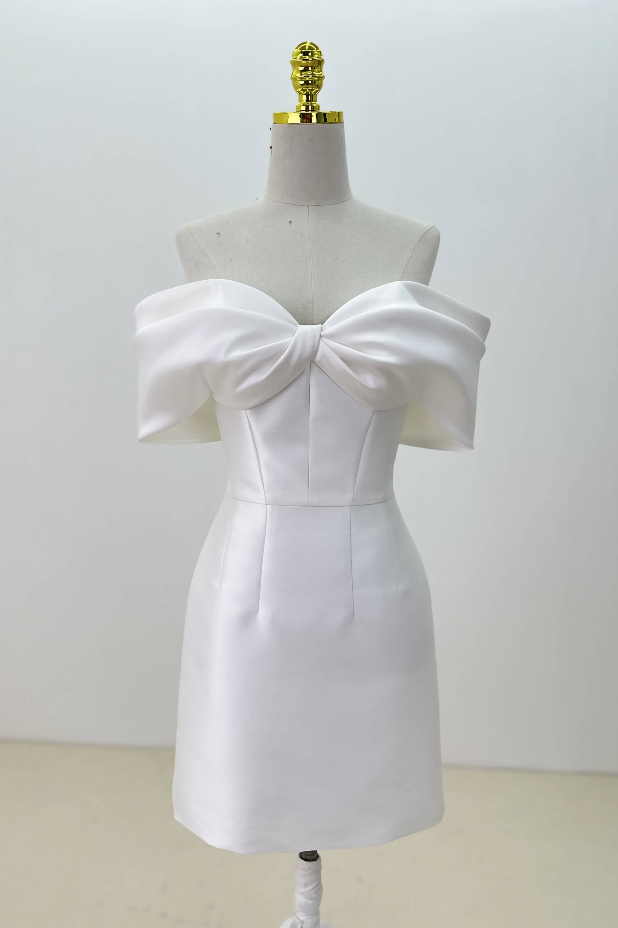 Knielanges handgemachtes Hochzeitskleid, kurzes Brautkleid LVB2526