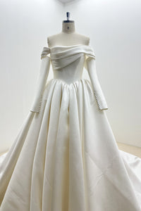Elegantes Satin-Brautkleid mit abnehmbaren Ärmeln LVB2695