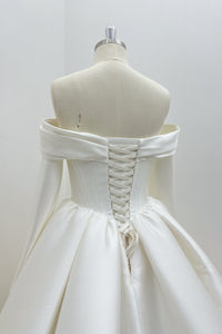 Elegantes Satin-Brautkleid mit abnehmbaren Ärmeln LVB2695