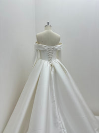 Elegantes Satin-Brautkleid mit abnehmbaren Ärmeln LVB2695