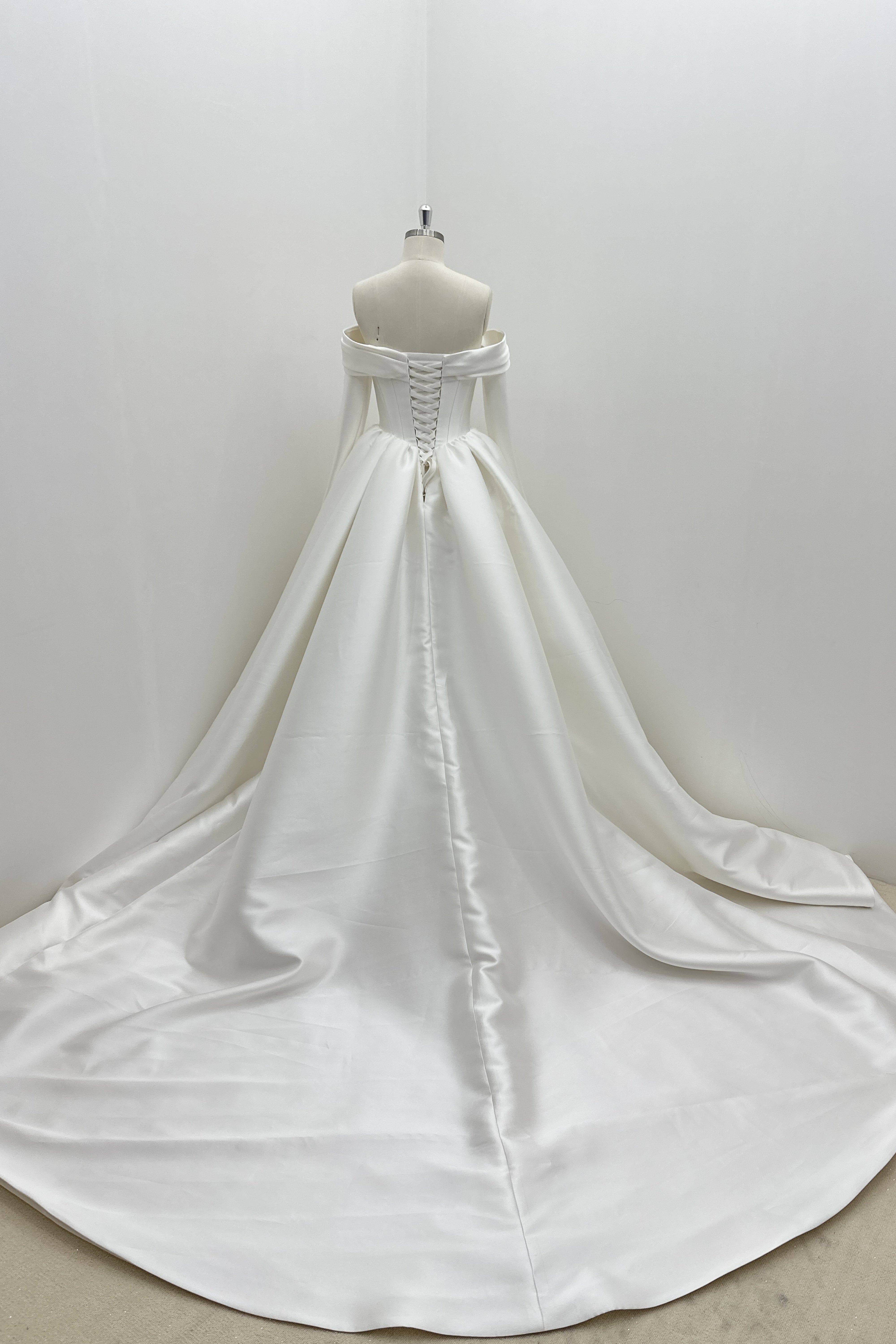 Elegantes Satin-Brautkleid mit abnehmbaren Ärmeln LVB2695