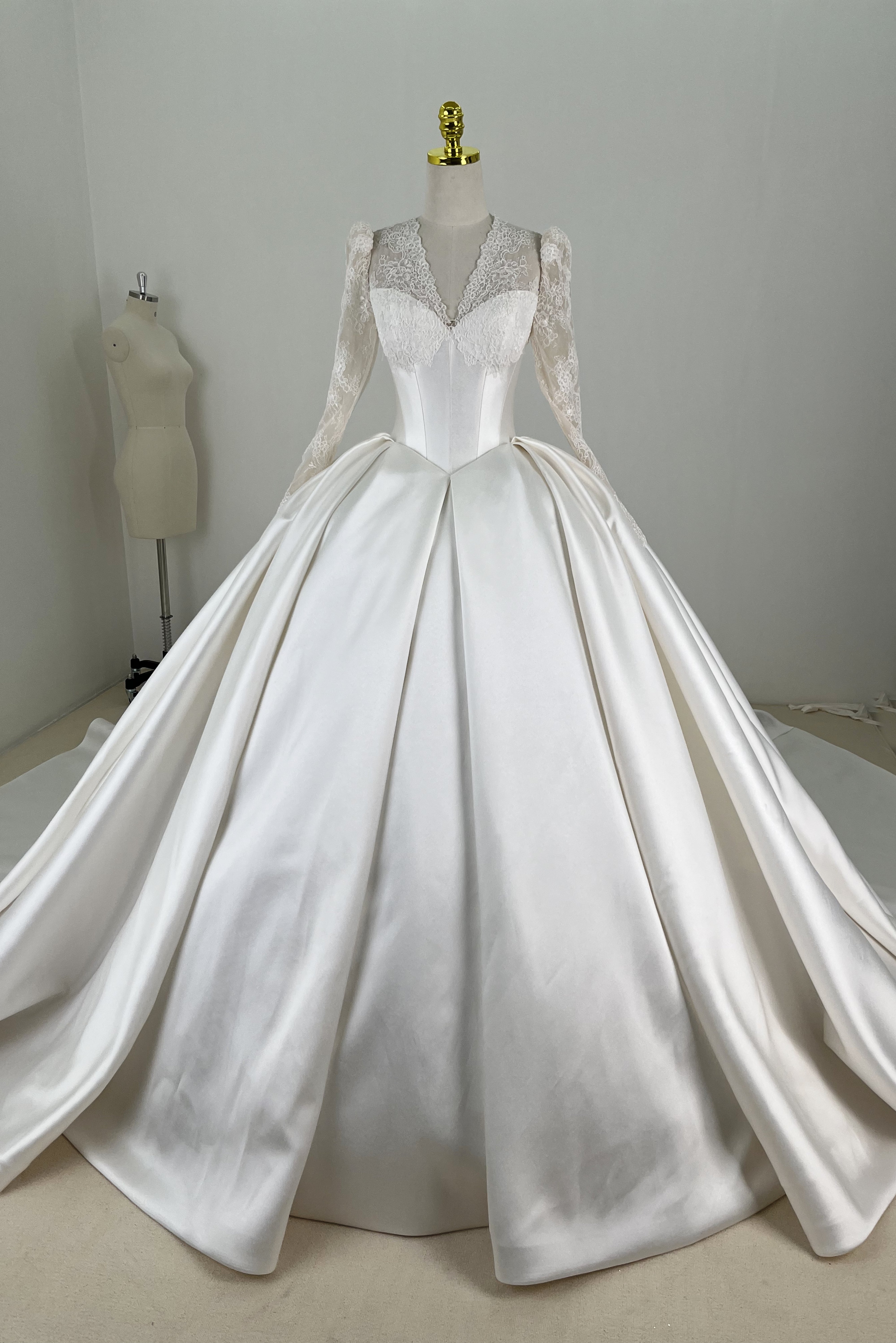 Ballkleid-Brautkleid aus Spitze und Satin mit langen Ärmeln LVB2690