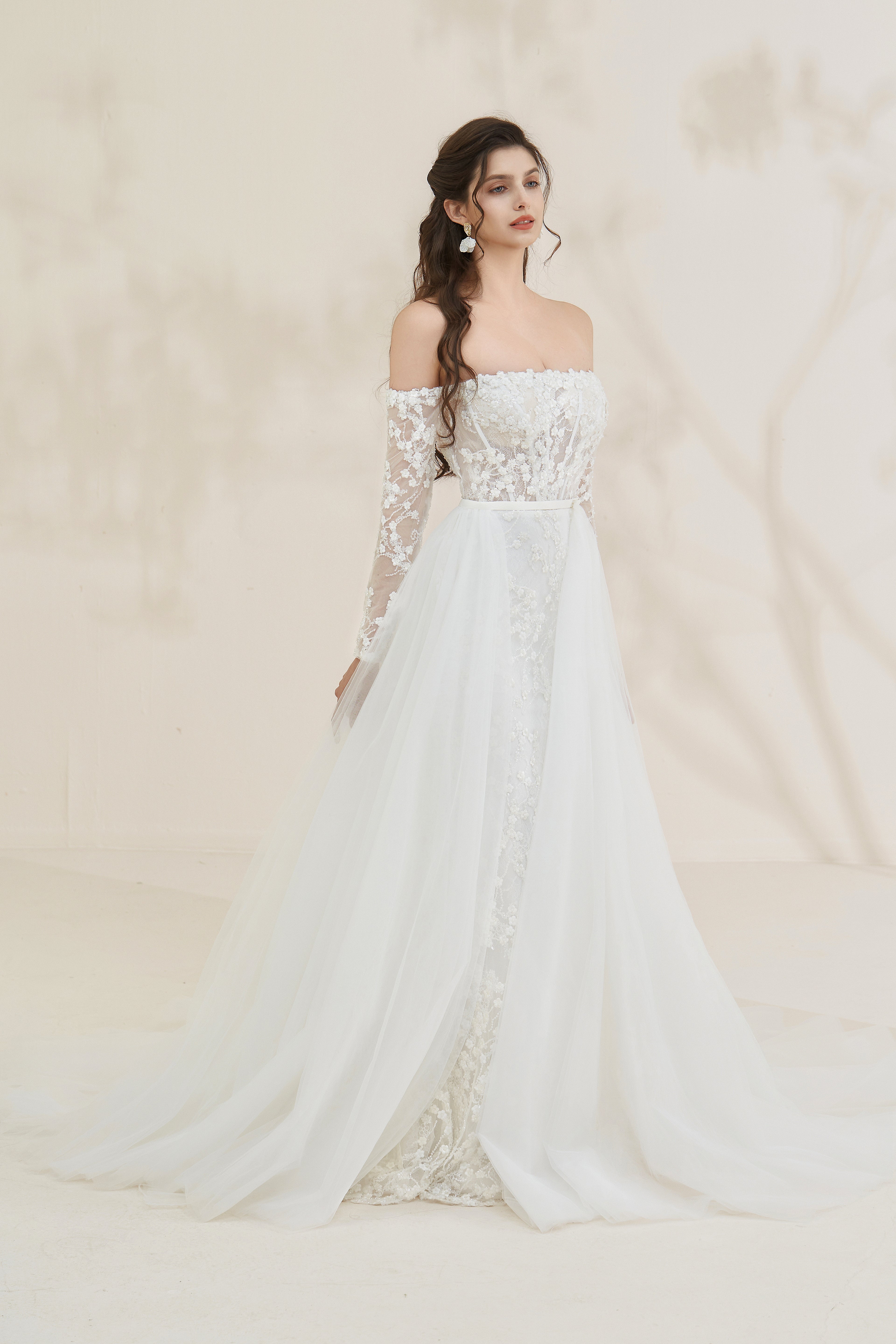 Romantisches schulterfreies, perlenbesetztes A-Linien-Brautkleid mit abnehmbarer Schleppe LVB2617