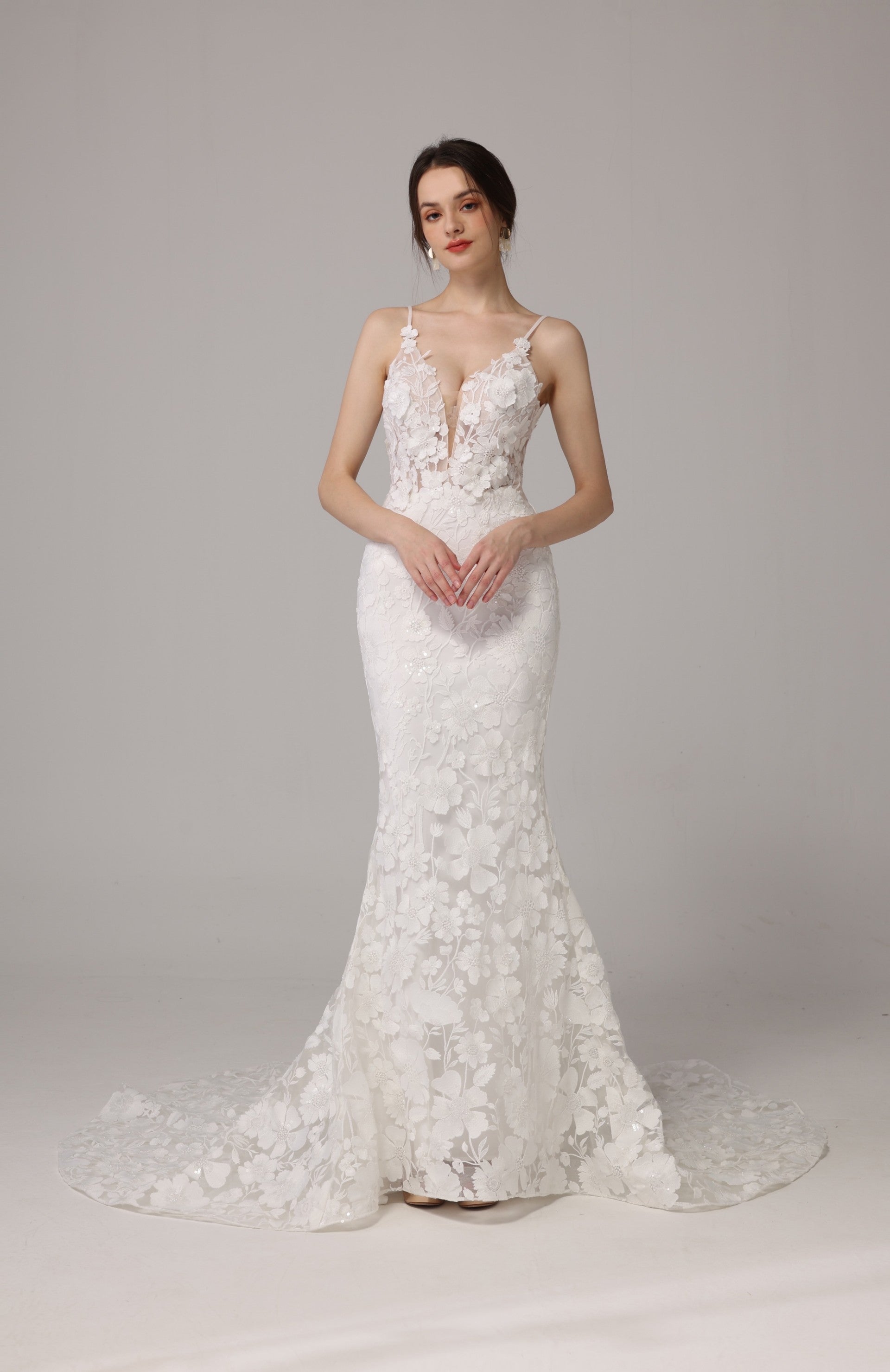 Sexy rückenfreies Brautkleid aus floraler Spitze LVB2662