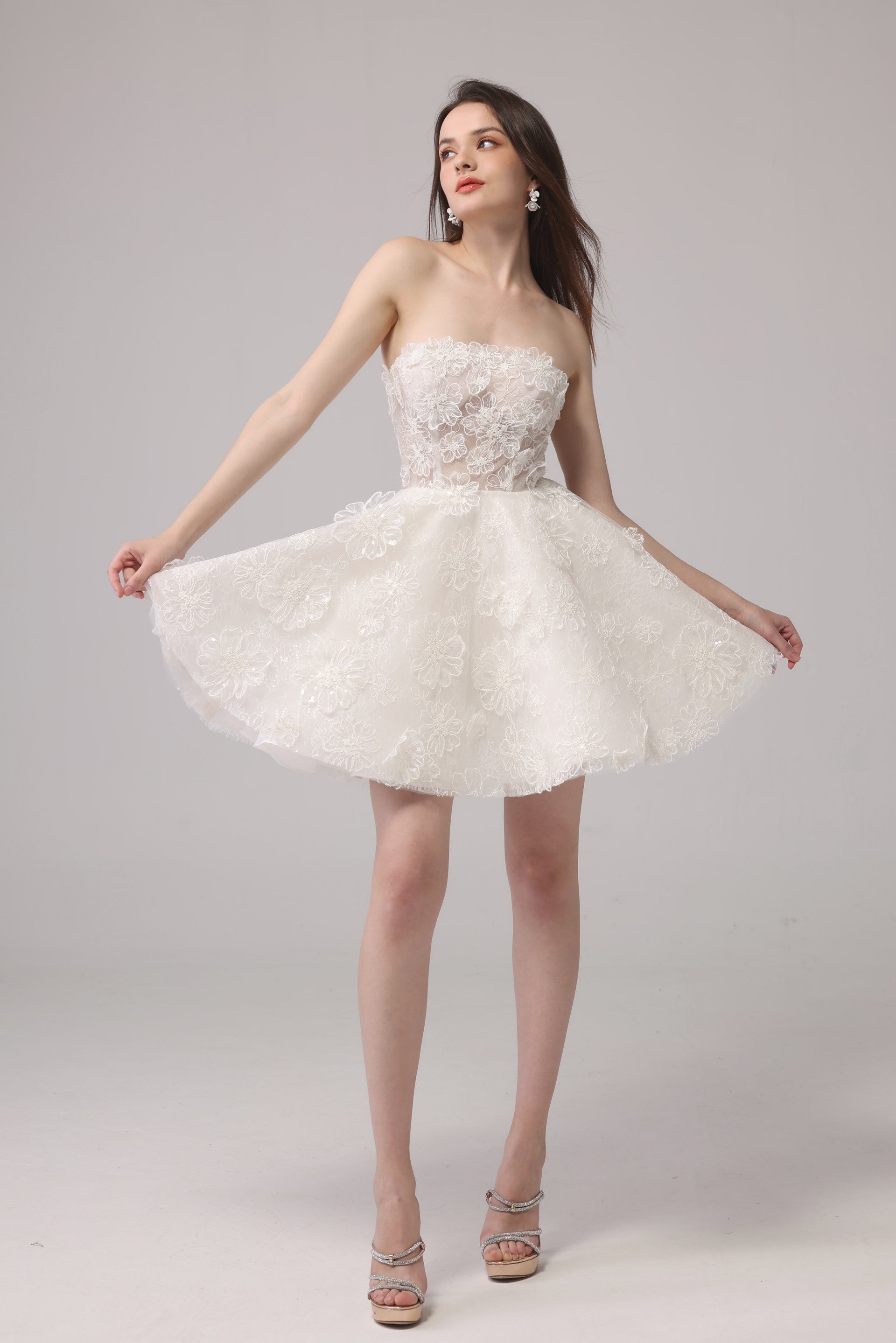Kurzes Brautkleid mit Spitzenblumenmuster LVB2661