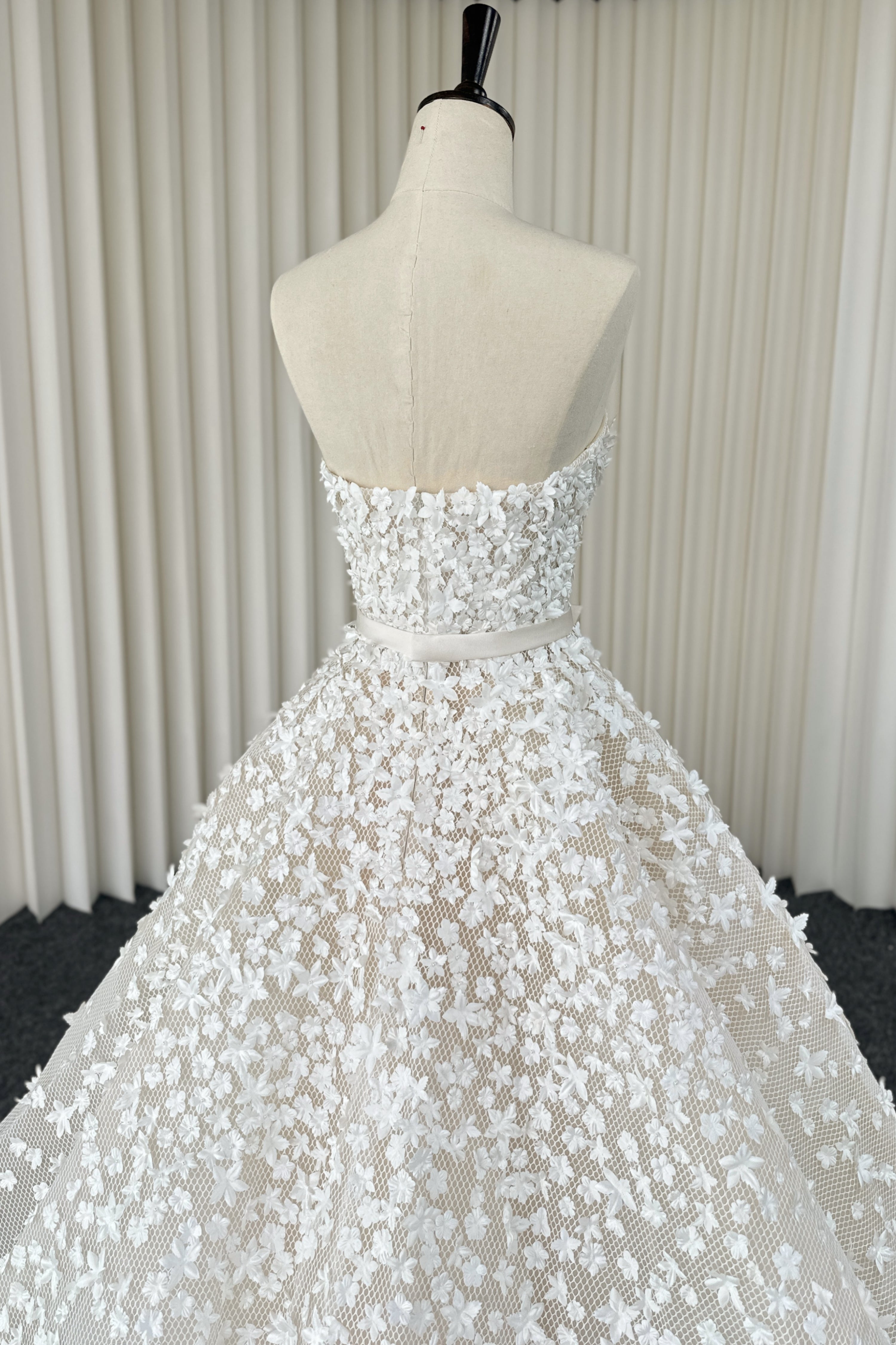 Hochzeitskleid / Brautkleid（inklusive Schleier und Handschuhe) LVB2707