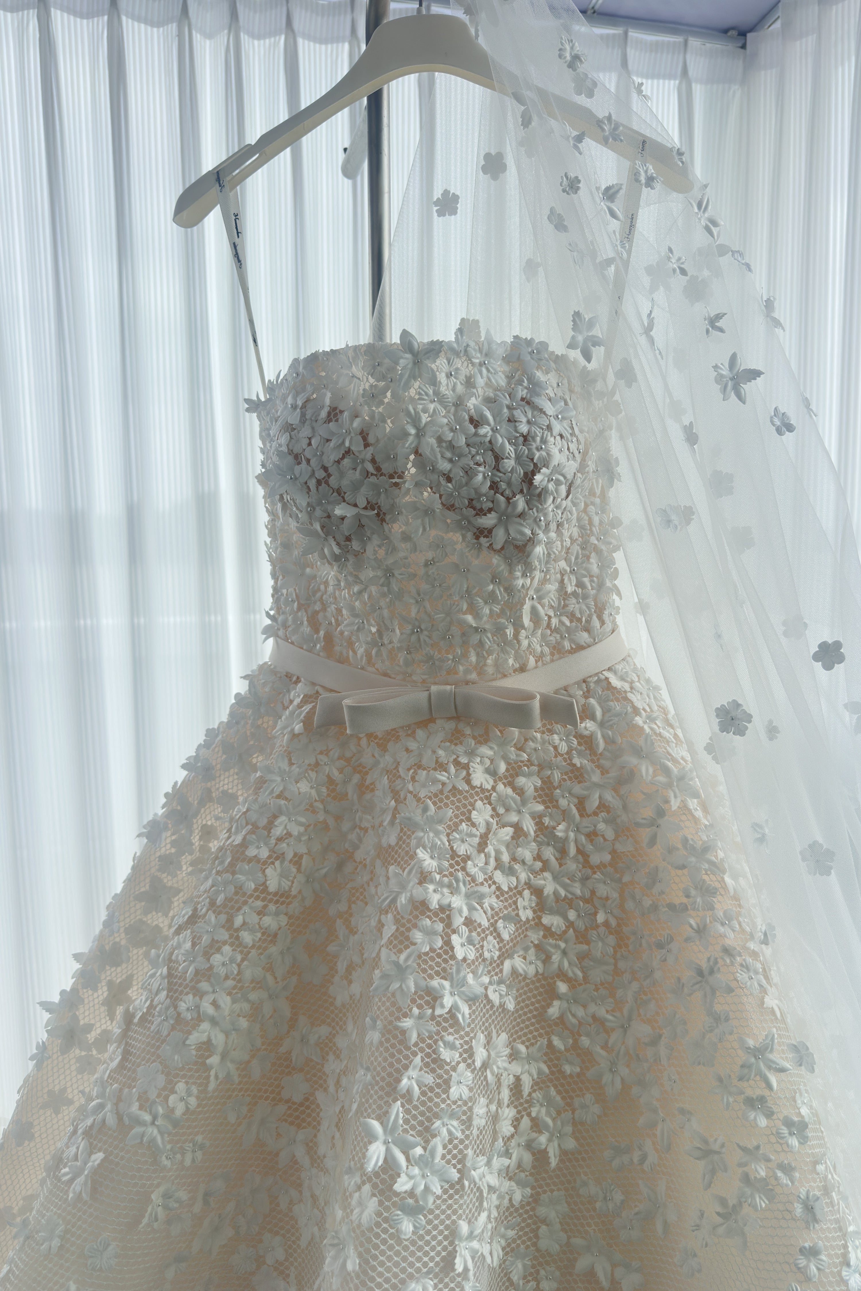 Hochzeitskleid / Brautkleid（inklusive Schleier und Handschuhe) LVB2707