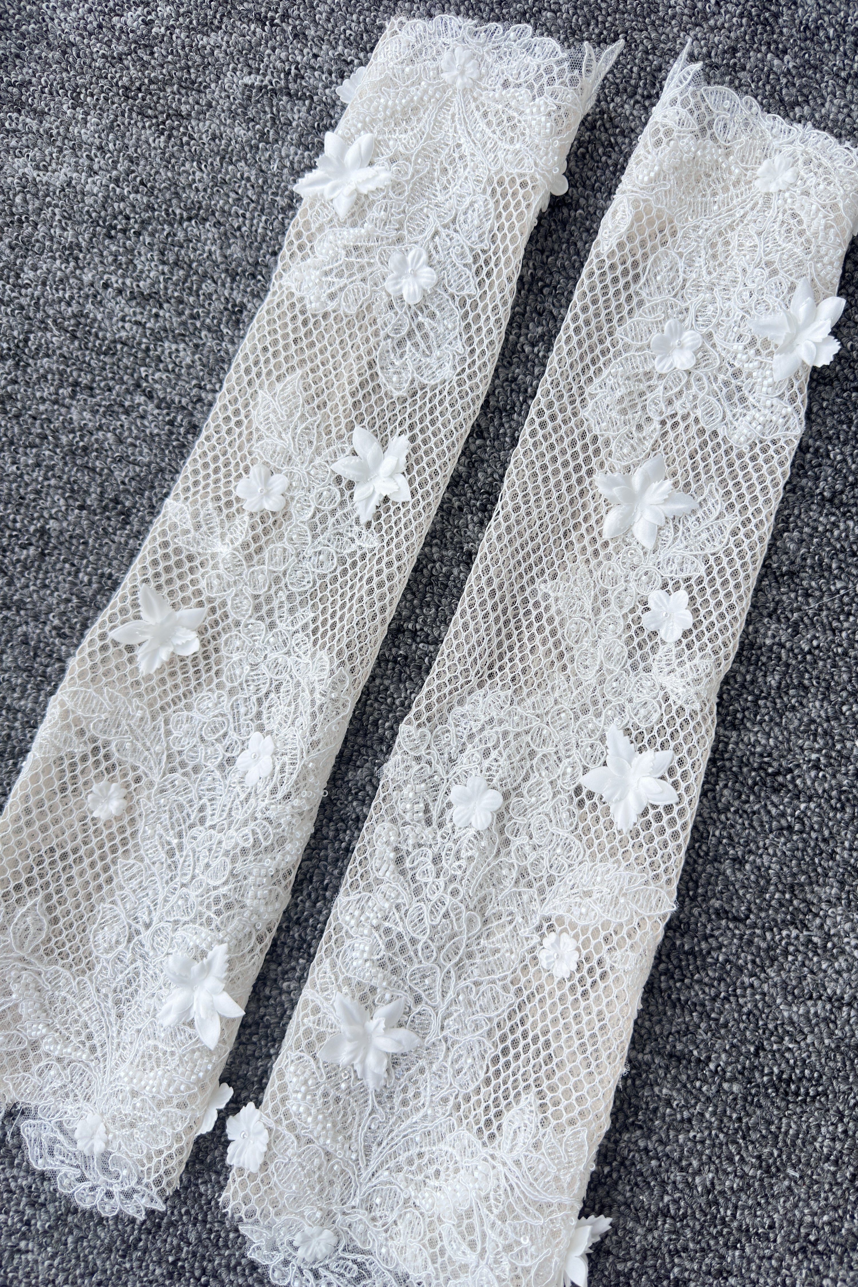 Hochzeitskleid / Brautkleid（inklusive Schleier und Handschuhe) LVB2707