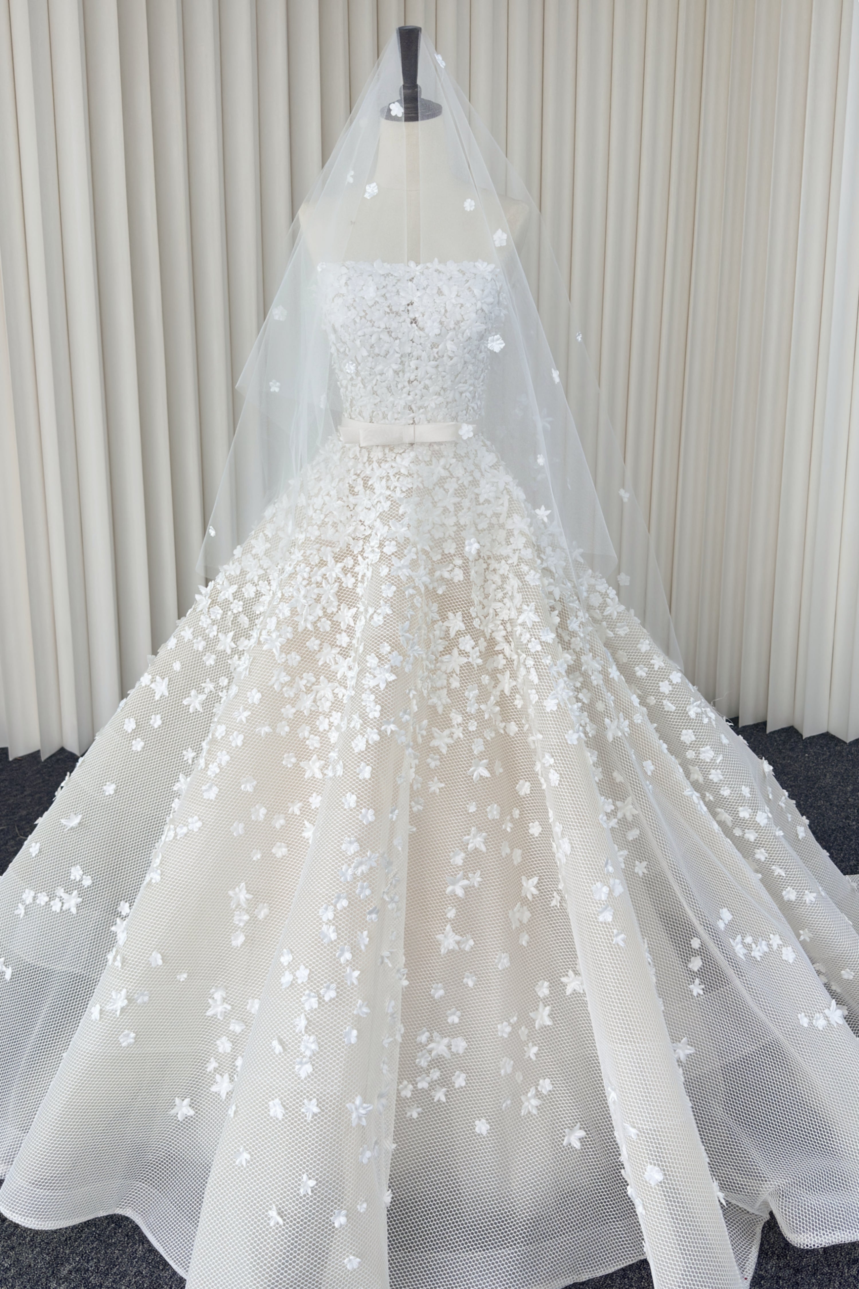 Hochzeitskleid / Brautkleid（inklusive Schleier und Handschuhe) LVB2707