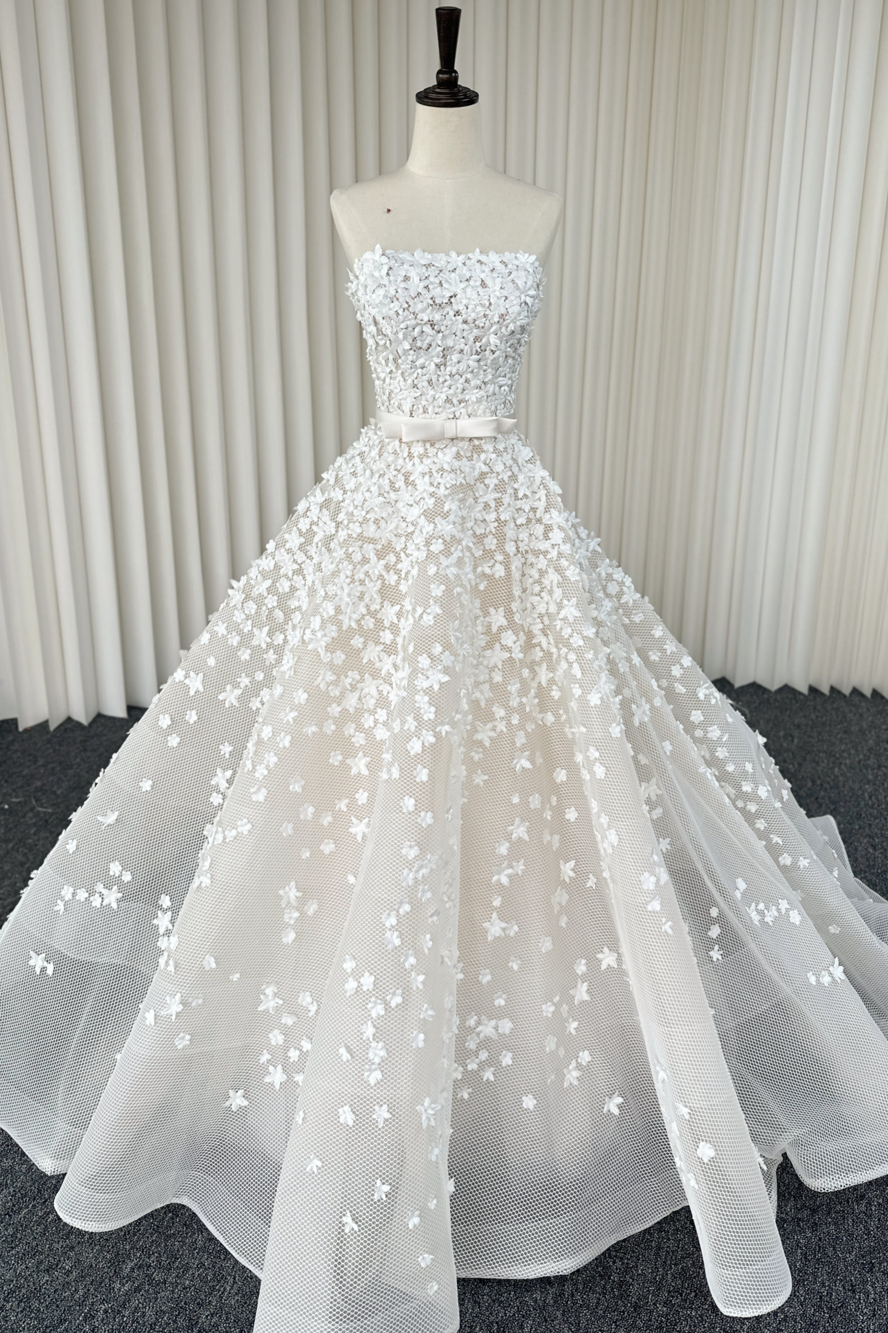 Hochzeitskleid / Brautkleid（inklusive Schleier und Handschuhe) LVB2707