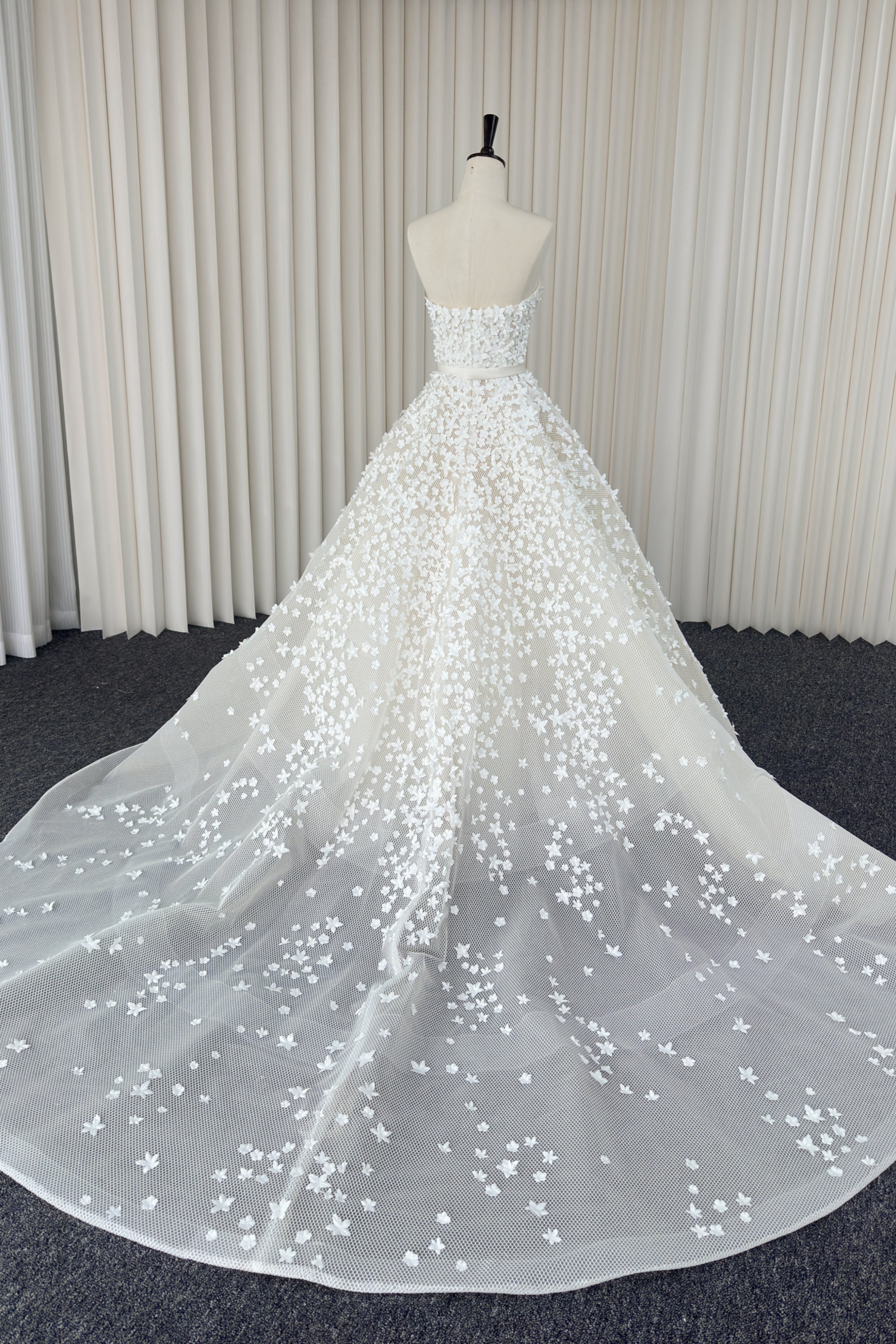 Hochzeitskleid / Brautkleid（inklusive Schleier und Handschuhe) LVB2707