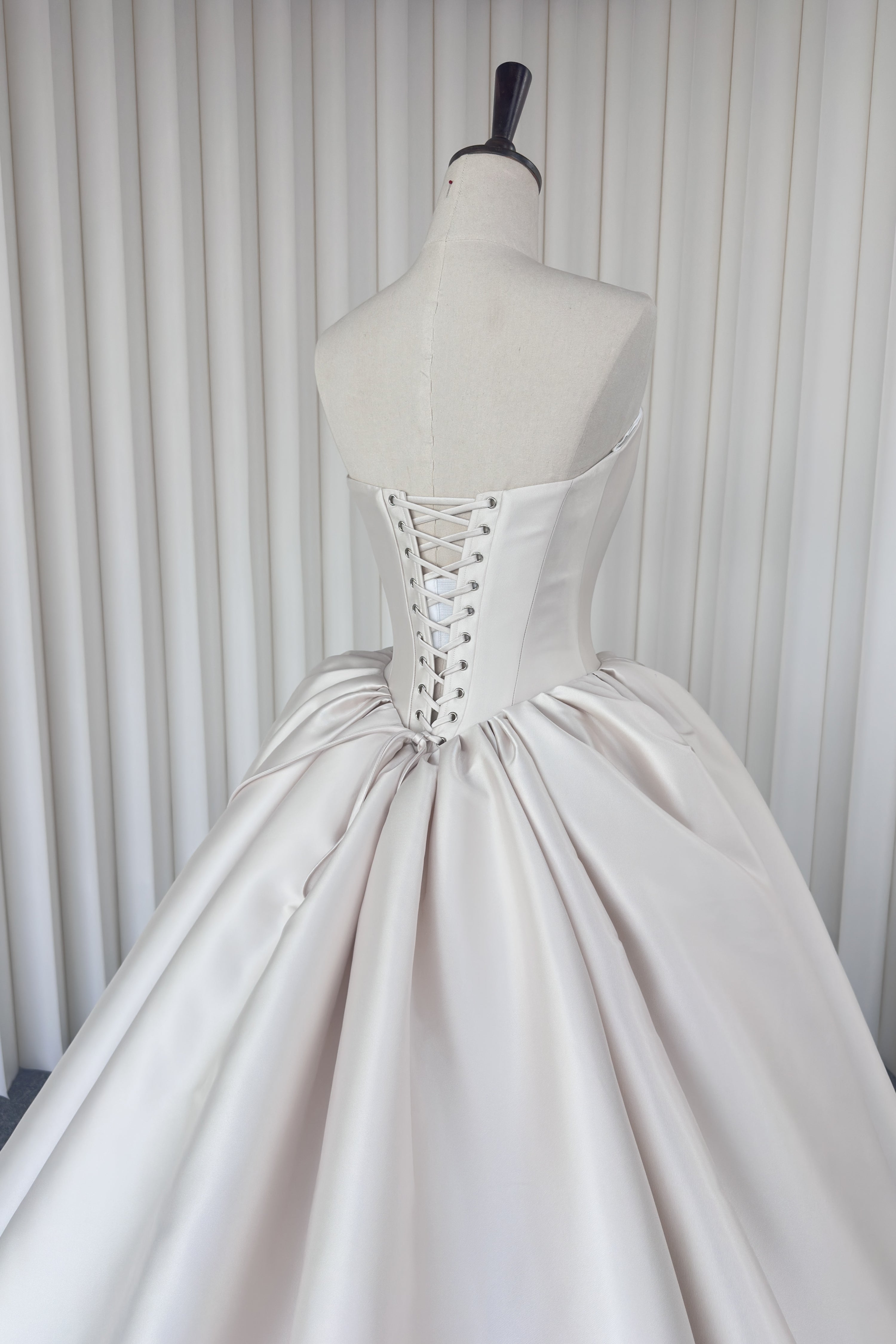 Satin Brautkleid / Hochzeitskleid LVB2709