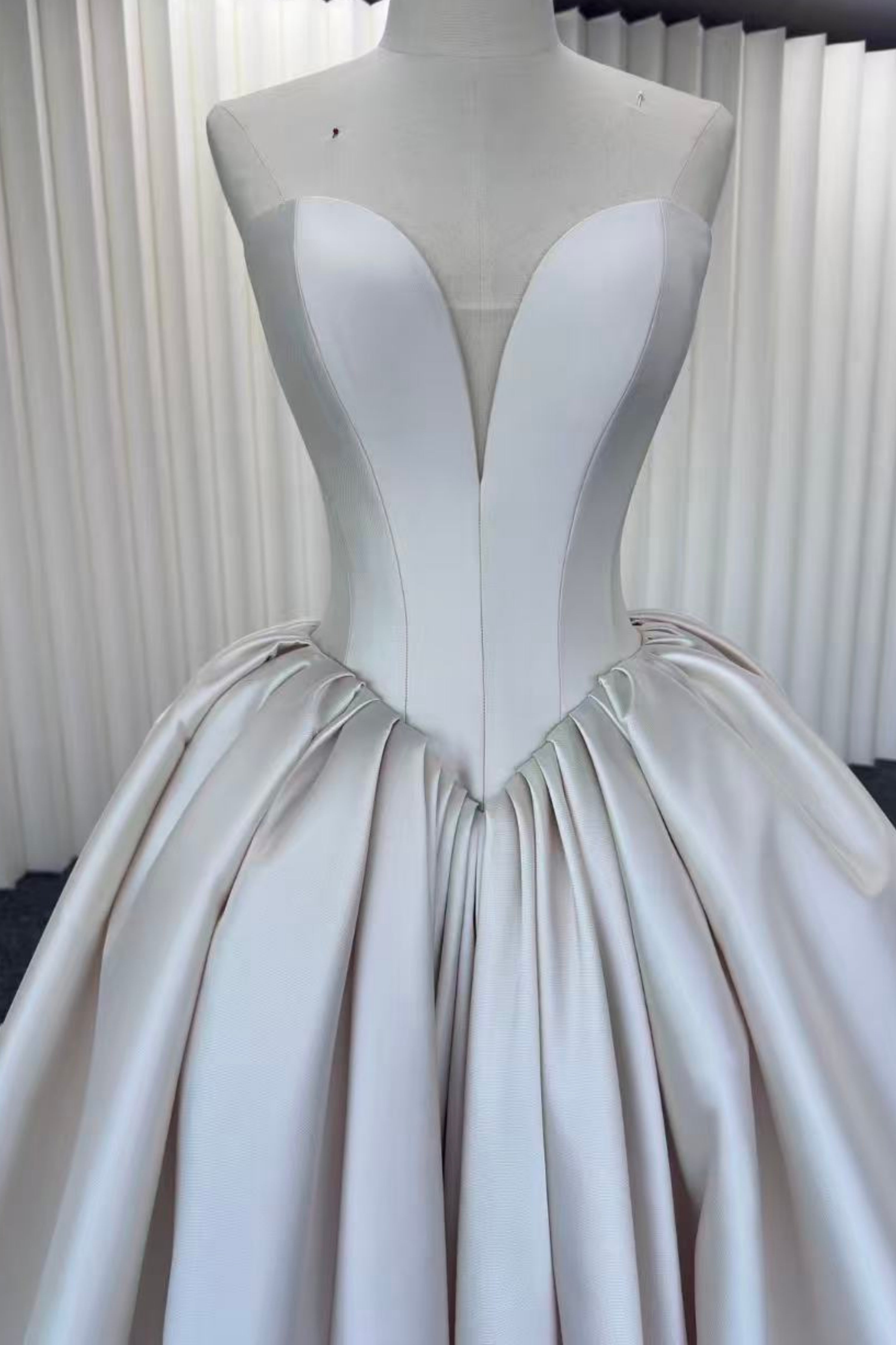 Satin Brautkleid / Hochzeitskleid LVB2709
