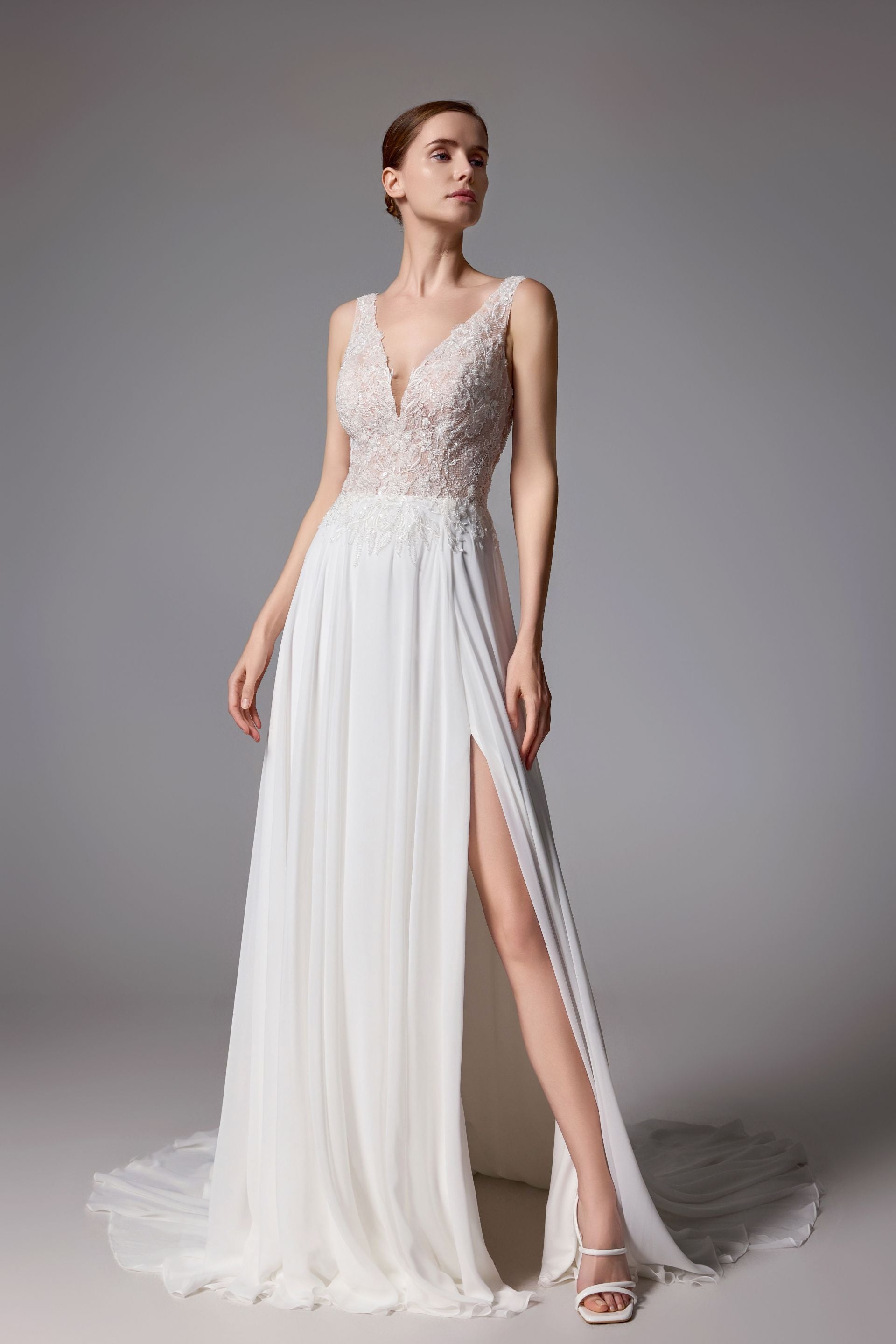 Rückenfreies Brautkleid mit romantischem Chiffonrock und oberschenkelhohem Schlitz LVS2403