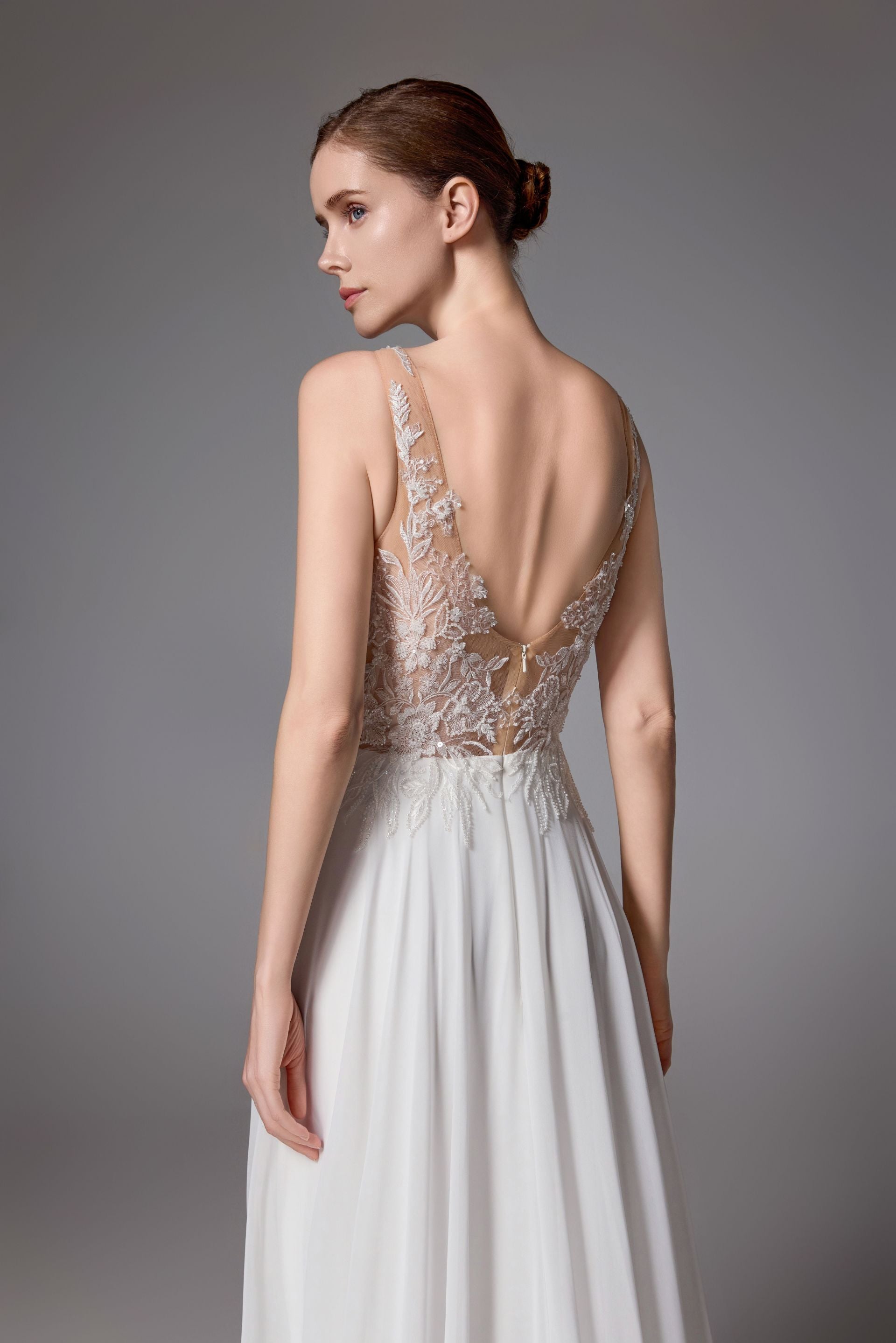 Rückenfreies Brautkleid mit romantischem Chiffonrock und oberschenkelhohem Schlitz LVS2403
